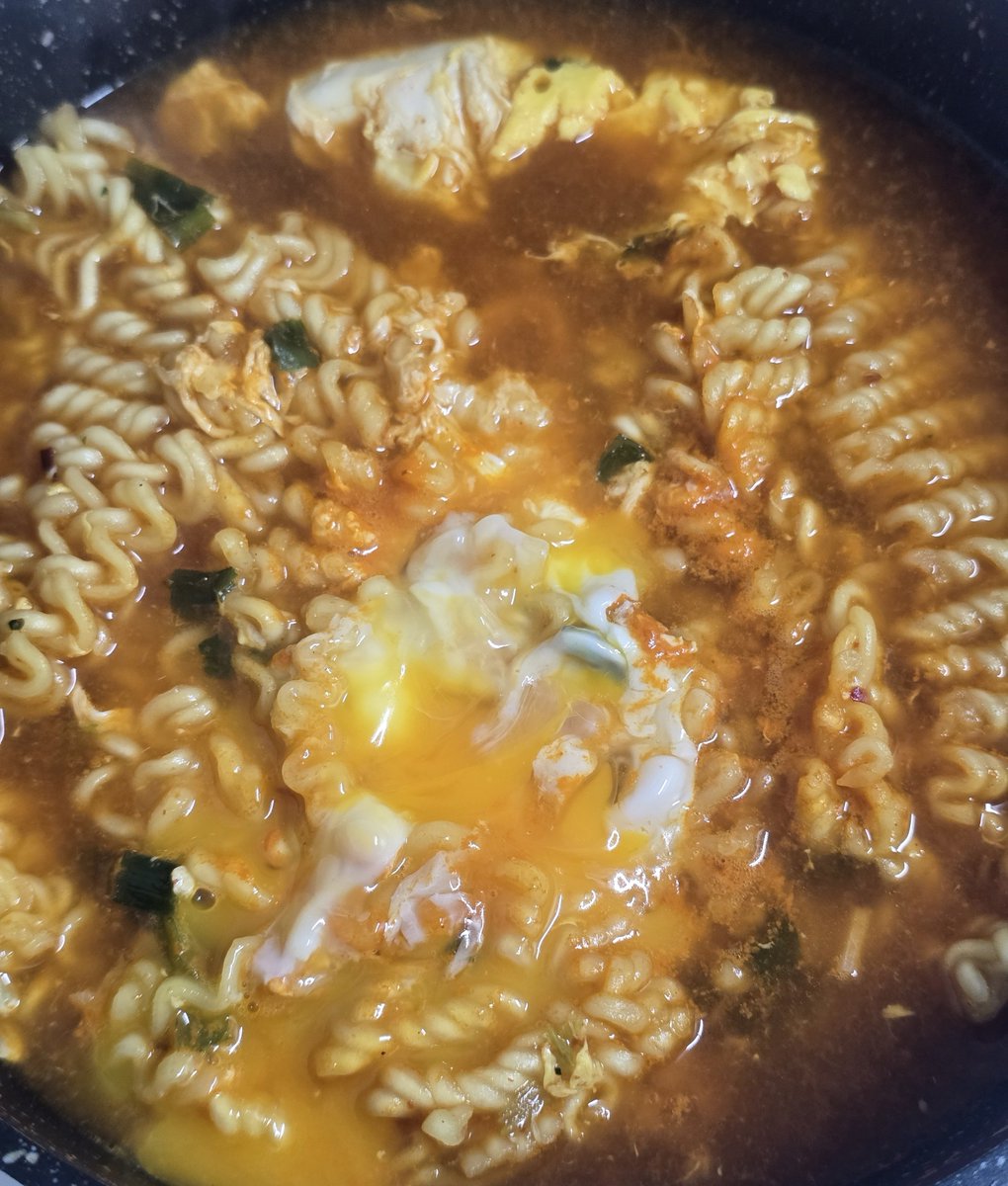 arimmyy's tweet photo. #뿅아리밥
열라면 끓이자마자 계란 하나 풀고 면 좀 풀어주고 1분30초 지나서 면 위에 계란 하나 조심히 풀어서 흰자만 익었다 싶으면 테이블로 옮겨 와서 노른자 터뜨려서 소스마냥 면이랑 먹으면?? 
진짜 행복해짐.. 
진짜 맥주 겁나 땡기는 맛이라 딱 2잔만 마셔주면?? 
너무너무 행복해져.. https://t.co/d3FVjX33c2