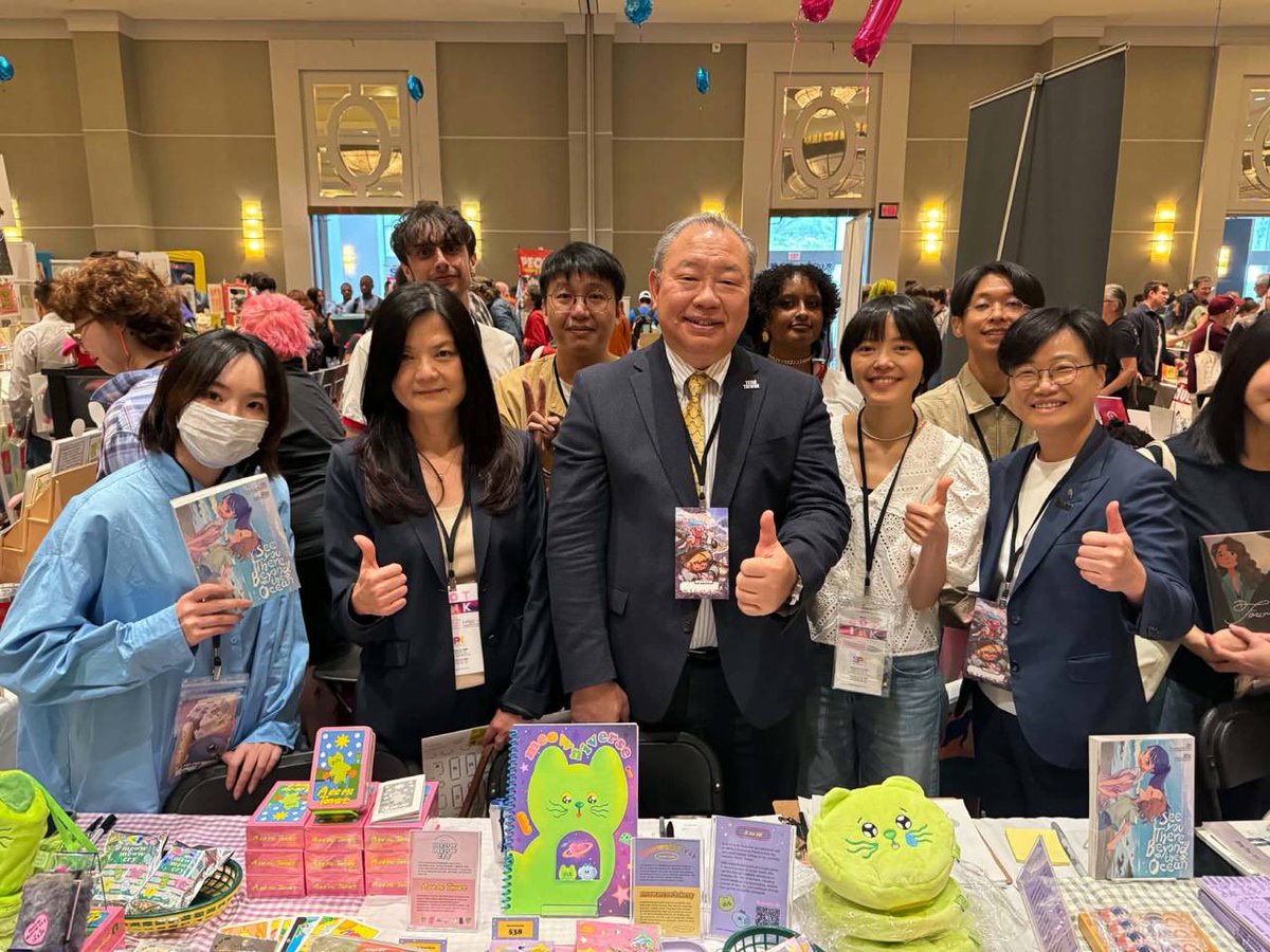 TECRO_USA's tweet photo. Amb. Alexander Yui and Mme. Karen Lo, accompanied by Deputy Representative Andrea Yang, attended Small Press Expo 2026 on Sept. 12 and met with five Taiwanese comic artists at the Taiwan Comics Showcase 2026 booth. They exchanged views on comic creation and development in Taiwan and the U.S. This marks the first participation of Taiwanese creators at SPX.