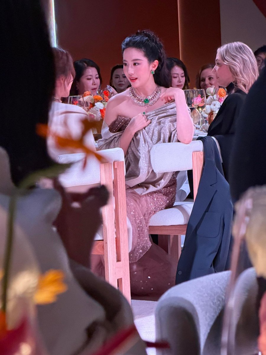 joyyyyside's tweet photo. Queen Liu Yifei @yifei_cc x #Bvlgari #Kaleidos ✨ @Bulgariofficial 

#LiuYifei #刘亦菲 #劉亦菲 #CrystalLiu #LưuDiệcPhi #หลิวอี้เฟย #ЛюИфэй #유역비 #リウ・イーフェイ #リウイーフェイ #YifeiLiu #Mulan #MeetYourself #花木兰 #TheTaleOfRose #BvlgariHighJewelry #Eclettica #宝格丽 https://t.co/8Phyi86S7c
