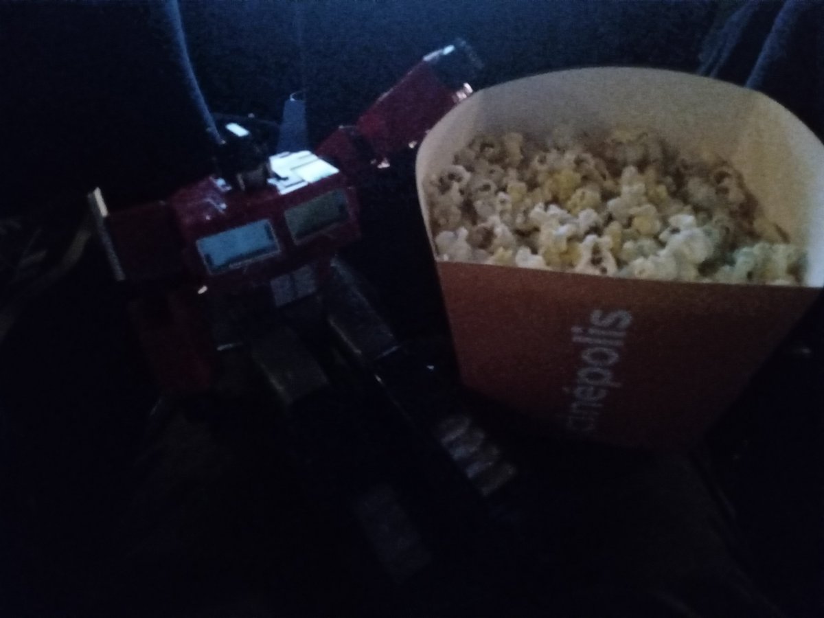 SallyArts1's tweet photo. Perdón la iluminación. Pude conseguir boletas para el reestreno de la película del 86 y me he encontrado con muchos fans. Esto será divertido y triste #transformers https://t.co/ElS8QAp5LT