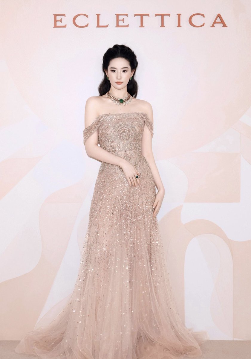 joyyyyside's tweet photo. Queen Liu Yifei @yifei_cc x #Bvlgari #Kaleidos ✨ @Bulgariofficial 

#LiuYifei #刘亦菲 #劉亦菲 #CrystalLiu #LưuDiệcPhi #หลิวอี้เฟย #Л��Ифэй #유역비 #リウ・イーフェイ #リウイーフェイ #YifeiLiu #Mulan #MeetYourself #花木兰 #TheTaleOfRose #BvlgariHighJewelry #Eclettica #宝格丽 https://t.co/qwmx3KYPMy