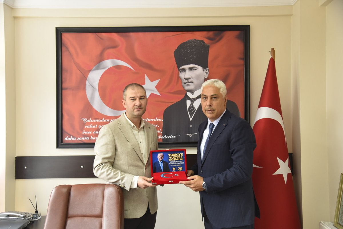BarisOzerol's tweet photo. 📍Balıkesir 

Dursunbey Esnaf Odamızı ziyaret ederek Esnaf Oda Başkanımız İsmail Tahtalı ile bir araya geldik.

İlçemizin ticaret hayatını, esnafımızın talep ve beklentilerini değerlendirdik. Alın teriyle Dursunbey’in ekonomisine katkı sunan tüm esnaf kardeşlerimize kolaylıklar diliyorum.

Nazik ev sahipliği için Başkanımız İsmail Tahtalı’ya teşekkür ediyorum.

#TürkiyeYüzyılıBuluşmaları