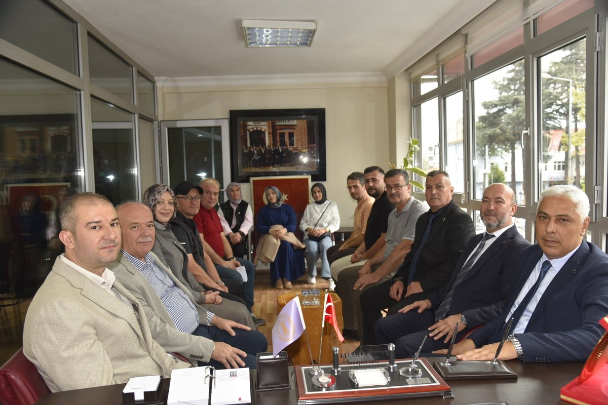 BarisOzerol's tweet photo. 📍Balıkesir 

Dursunbey Esnaf Odamızı ziyaret ederek Esnaf Oda Başkanımız İsmail Tahtalı ile bir araya geldik.

İlçemizin ticaret hayatını, esnafımızın talep ve beklentilerini değerlendirdik. Alın teriyle Dursunbey’in ekonomisine katkı sunan tüm esnaf kardeşlerimize kolaylıklar diliyorum.

Nazik ev sahipliği için Başkanımız İsmail Tahtalı’ya teşekkür ediyorum.

#TürkiyeYüzyılıBuluşmaları