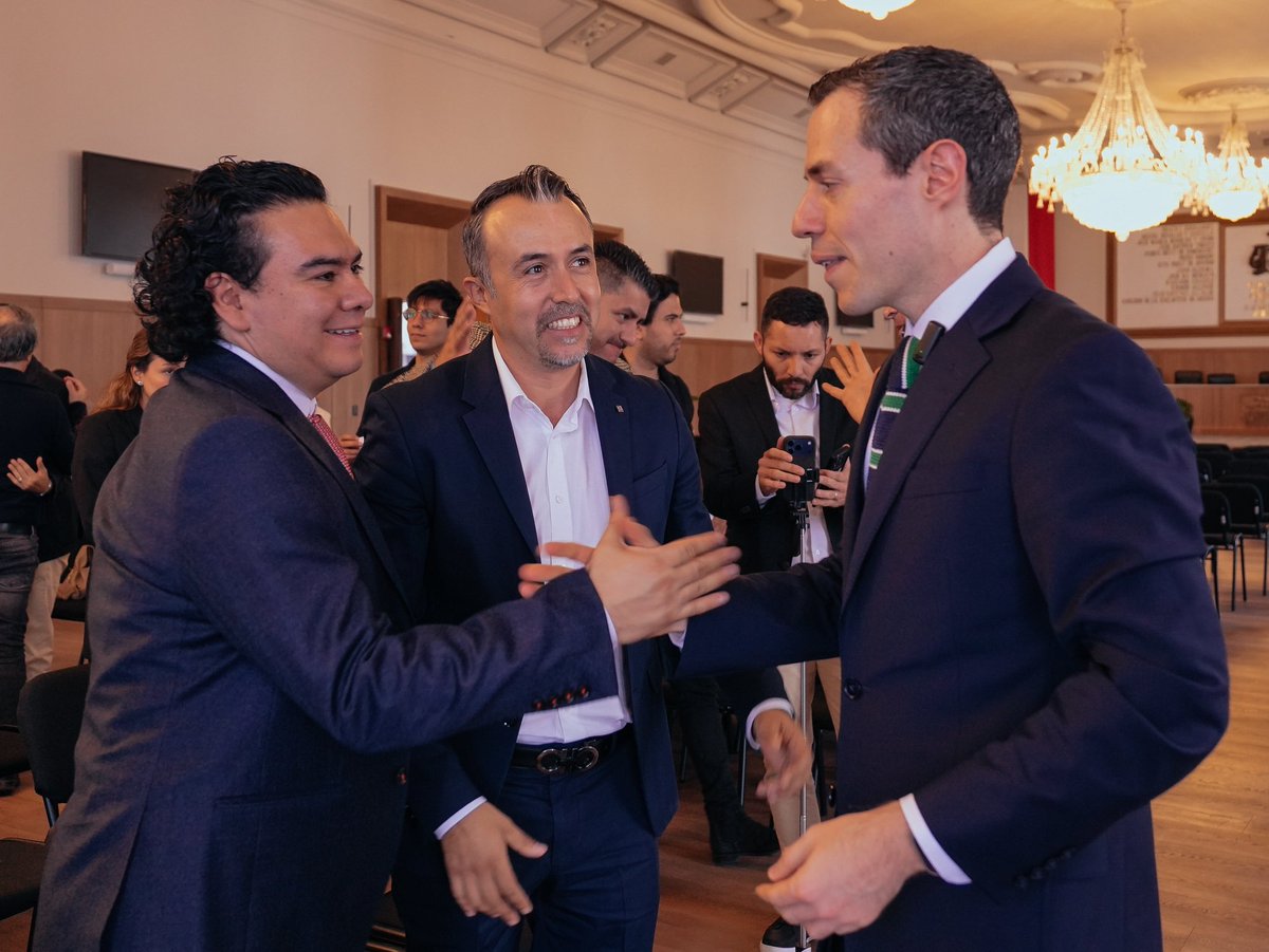 jasanchezmx's tweet photo. Hoy acompañé a mi amigo Juan Alberto Salinas en su Segundo Informe como regidor de Guadalajara.

Me da gusto que sea también su primer evento público como parte del Partido Verde. ¡Bienvenido! Aquí vamos a trabajar juntos por Guadalajara. @pvem_jalisco @partidoverdemex https://t.co/gjNSWdEotm