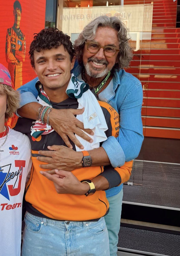 caroIinaskies's tweet photo. i too would hold lando like that https://t.co/apUAASopPs