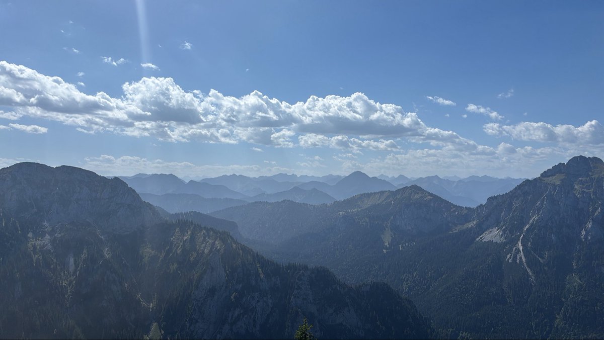 anyasjane's tweet photo. ich vermisse die berge und das wandern und ich kann gar nicht sagen, wie toll sich das angefühlt hat, als ich das erste mal seit zwei jahren wieder so eine sicht hatte. ich hätte vor freude weinen können https://t.co/0w22LaEeTY