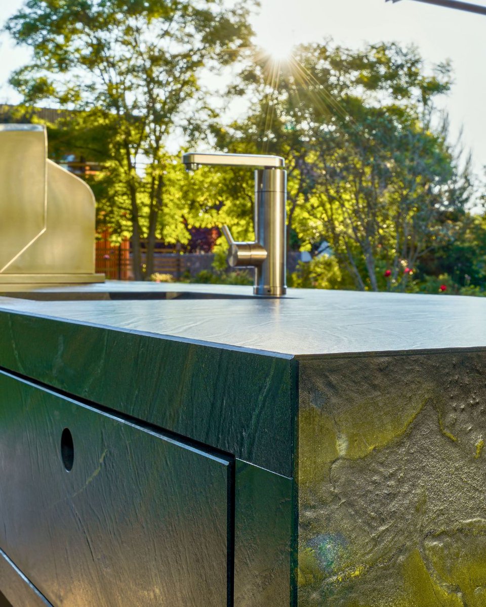 johnhernandezkg's tweet photo. Avocatus ~ Luxury that withstands time and weather. Deep green tones with delicate veining seamlessly connect the architecture with the surrounding garden, completing the harmony of the entire space. Natural stone material; realization by Granit. https://t.co/qx2YcbltR0