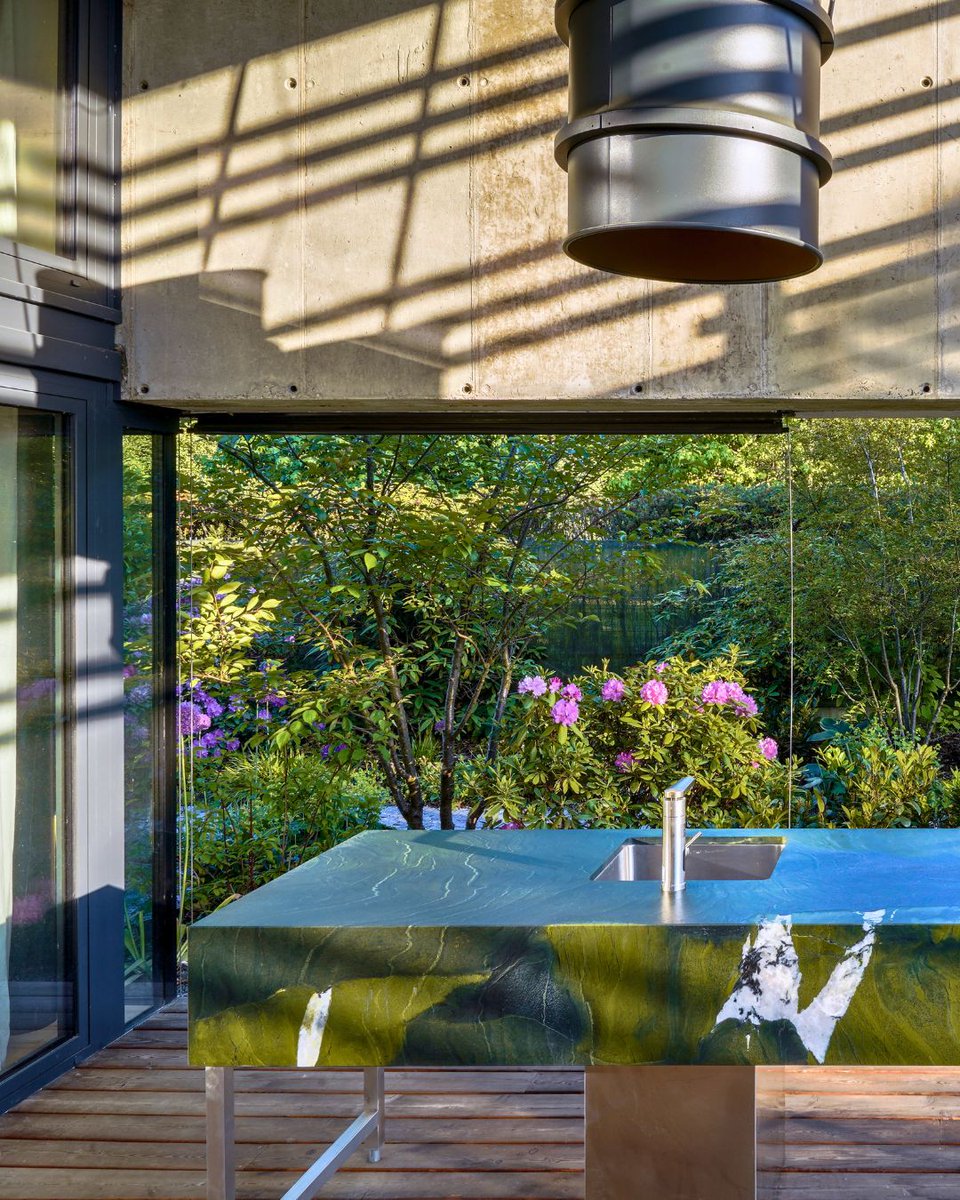 johnhernandezkg's tweet photo. Avocatus ~ Luxury that withstands time and weather. Deep green tones with delicate veining seamlessly connect the architecture with the surrounding garden, completing the harmony of the entire space. Natural stone material; realization by Granit. https://t.co/qx2YcbltR0