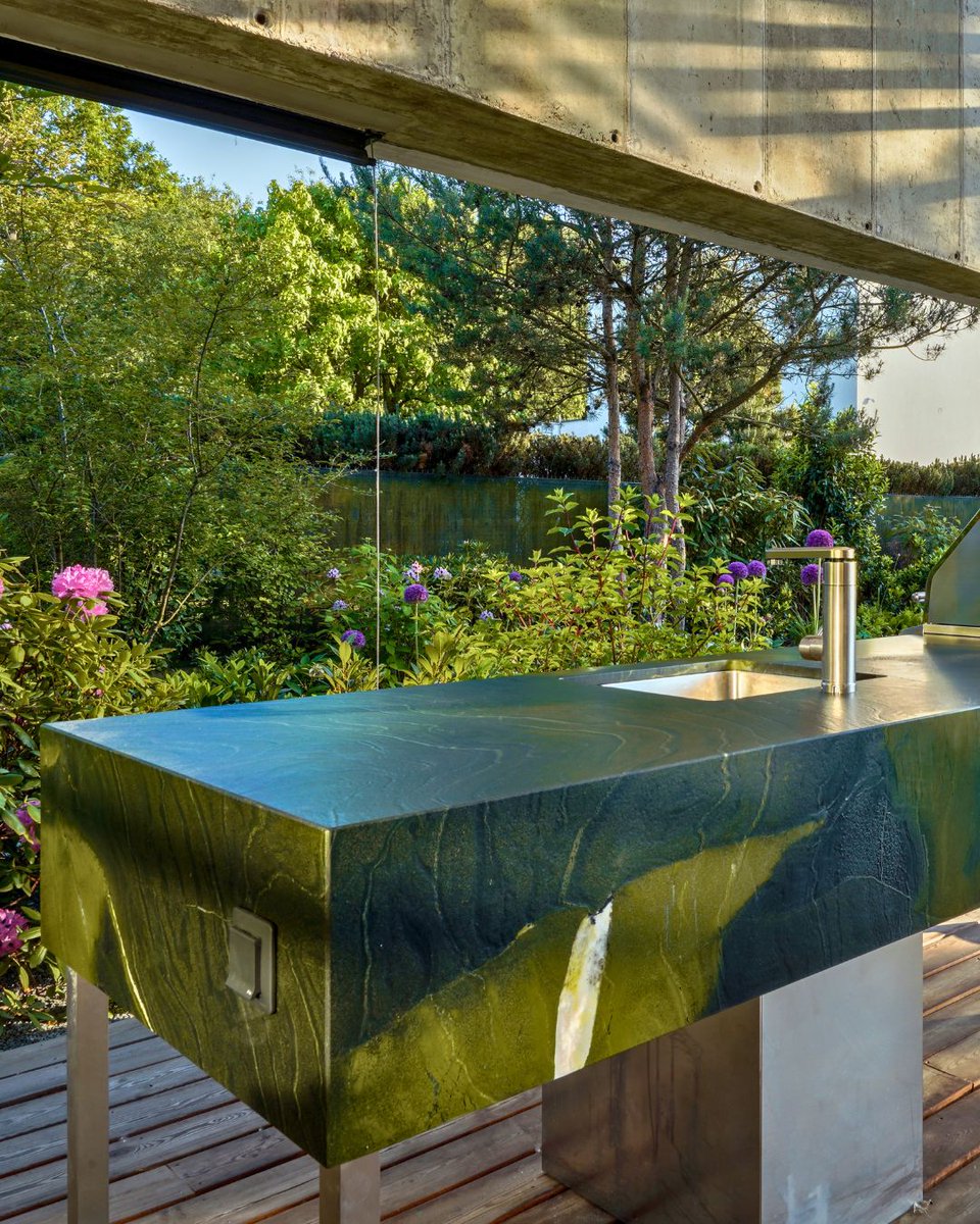 johnhernandezkg's tweet photo. Avocatus ~ Luxury that withstands time and weather. Deep green tones with delicate veining seamlessly connect the architecture with the surrounding garden, completing the harmony of the entire space. Natural stone material; realization by Granit. https://t.co/qx2YcbltR0