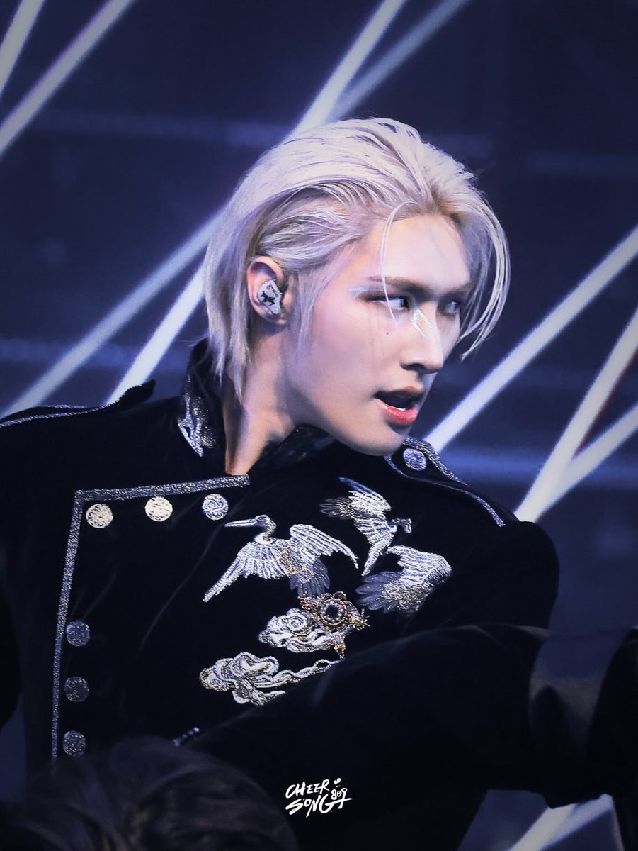 yungisholic's tweet photo. obsessed with this look https://t.co/9ZZ73gjlPR
