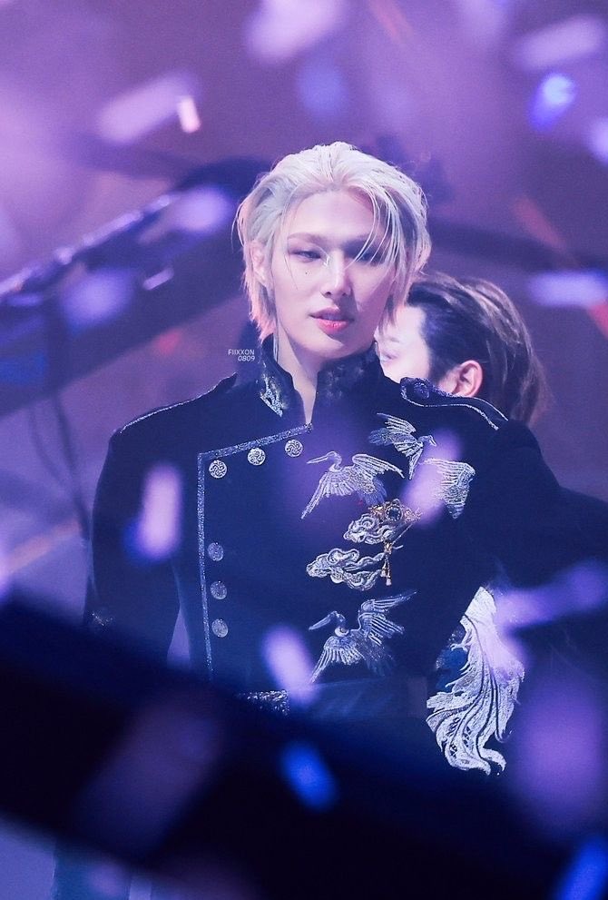 yungisholic's tweet photo. obsessed with this look https://t.co/9ZZ73gjlPR