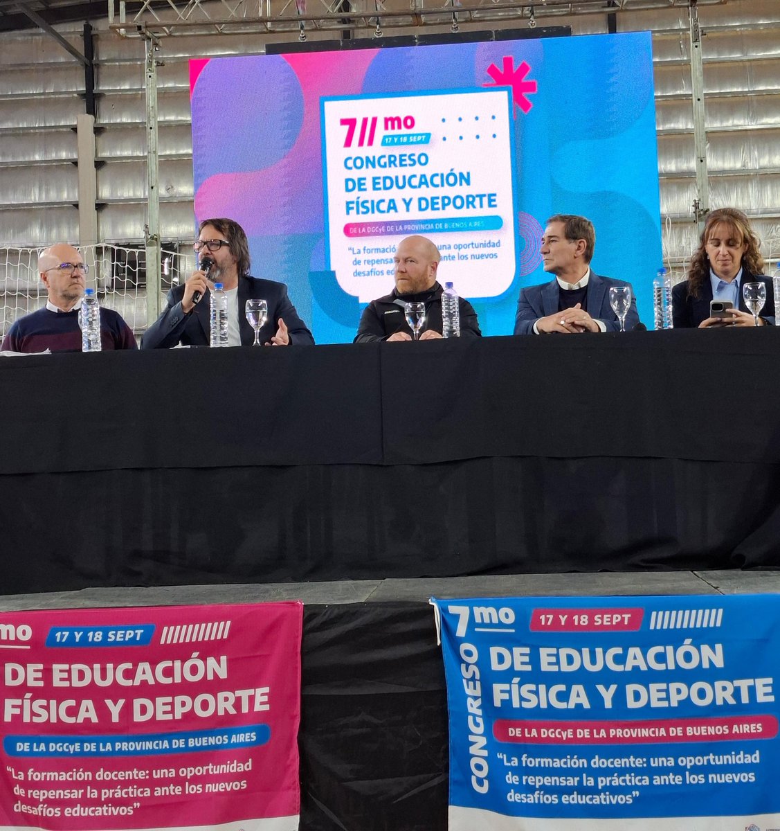 Leot14's tweet photo. Casi 1.000 profesores y profesoras participaron de la apertura del 7° Congreso de Educación Física y Deporte de la DGCyE en📍Santa Clara del Mar.
La formación docente también es política educativa.
En la PBA💙, seguimos generando espacios de capacitación, actualización y encuentro para fortalecer la Educación Física.
@Kicillofok @flaviaterigi @WWischnivetzky @ClaudiaBracchi1