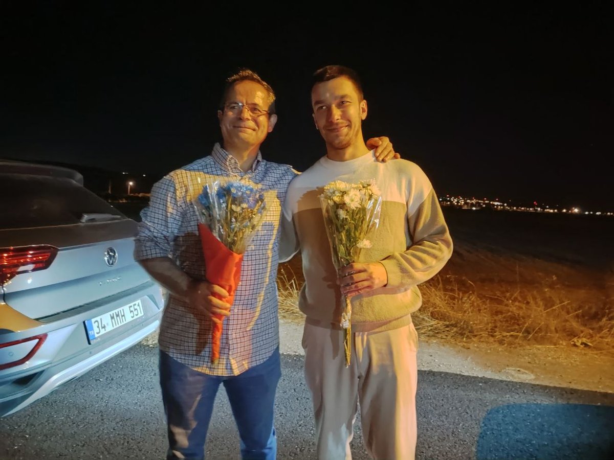 espresmi's tweet photo. Silivri’den yoldaşlar��mızı aldık.

Tüm politik tutsaklar özgürleşene kadar dayanışmayı ve direnişi büyütme zamanı. 

Hoş geldiniz yoldaşlar. 🌻 https://t.co/60cYeb0mpU
