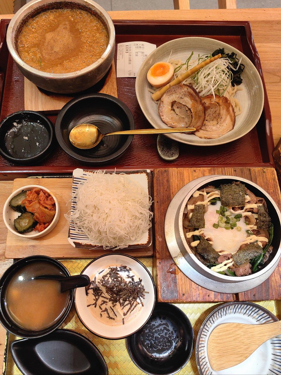 lottu577909's tweet photo. Late-night comfort hits different—steaming ramen, soft music, and the quiet of the night. https://t.co/f4o4DT3qJk