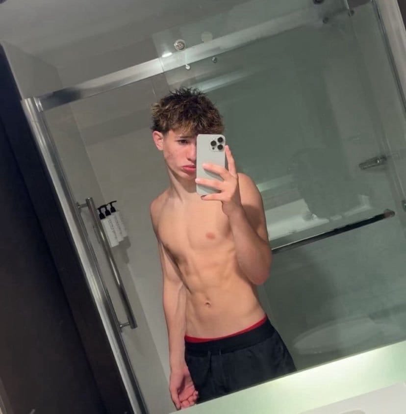 Yenl7r's tweet photo. Dm to purchase my gay channel https://t.co/AEkRaLwtZ2 https://t.co/mgCMDn0uT9