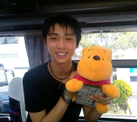 dailyyuzu2624's tweet photo. yuzu and his pooh💛 https://t.co/g72JWvcaE7