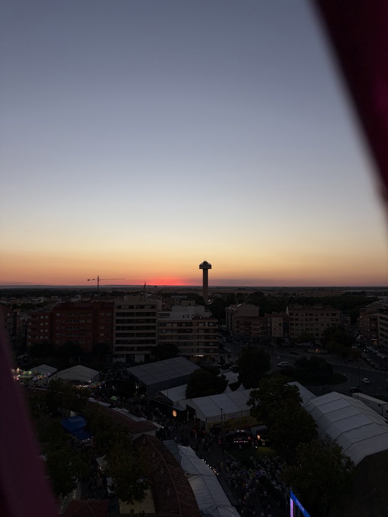 teresalm20's tweet photo. Bajo el mismo sol, los finales también pueden ser bonitos https://t.co/GqaqEN6prJ