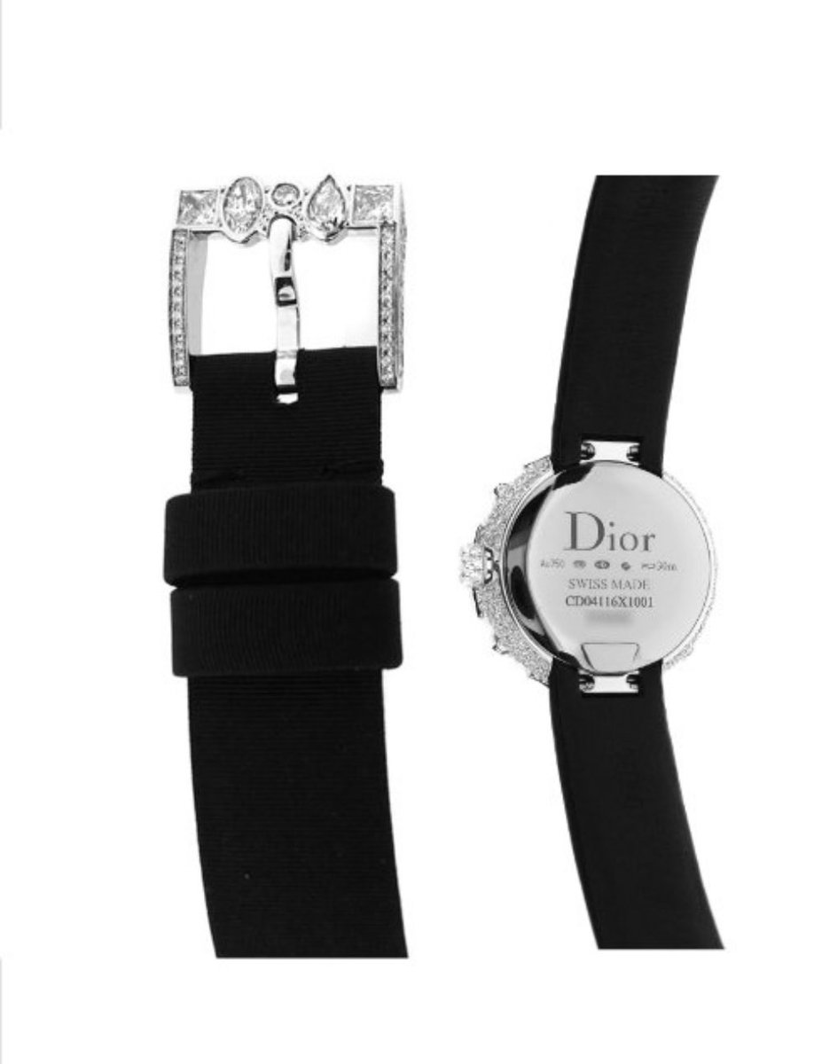 cocojm_0t7's tweet photo. Jimin is wearing the La D de Dior Cocotte High Jewellery Timepiece, crafted with yellow sapphires and diamonds and made exclusively to order, with an estimated value of approximately €210,000. 

#JIMINxDIOR https://t.co/J1HzIn6LHV