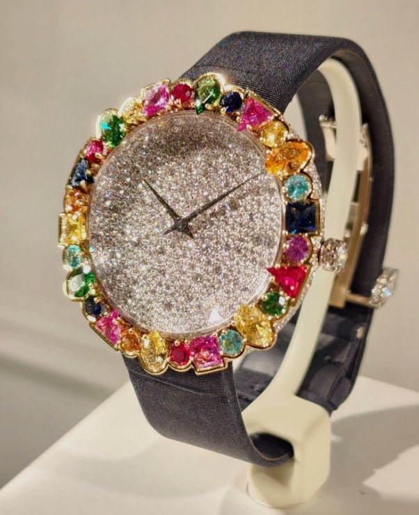 cocojm_0t7's tweet photo. Jimin is wearing the La D de Dior Cocotte High Jewellery Timepiece, crafted with yellow sapphires and diamonds and made exclusively to order, with an estimated value of approximately €210,000. 

#JIMINxDIOR https://t.co/J1HzIn6LHV