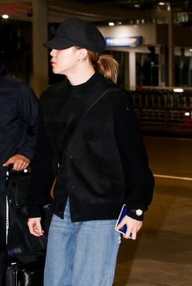 jm_dogs's tweet photo. Jimin estava usando “La D de Dior Cocotte” um relógio que é praticamente uma peça de alta joalheria no formato de relógio!

O La D de Dior Cocotte é um relógio inspirado no vestido Cocotte, criado por Christian Dior em 1948. Sua composição traduz o movimento e a assimetria do vestido através de uma moldura repleta de pedras preciosas coloridas, como rubis, safiras rosas e amarelas, granadas tsavorita e mandarim e turmalinas Paraíba, além do pavê de diamantes no mostrador. A peça une a alta-costura e a joalheria da Dior em uma verdadeira obra de arte.