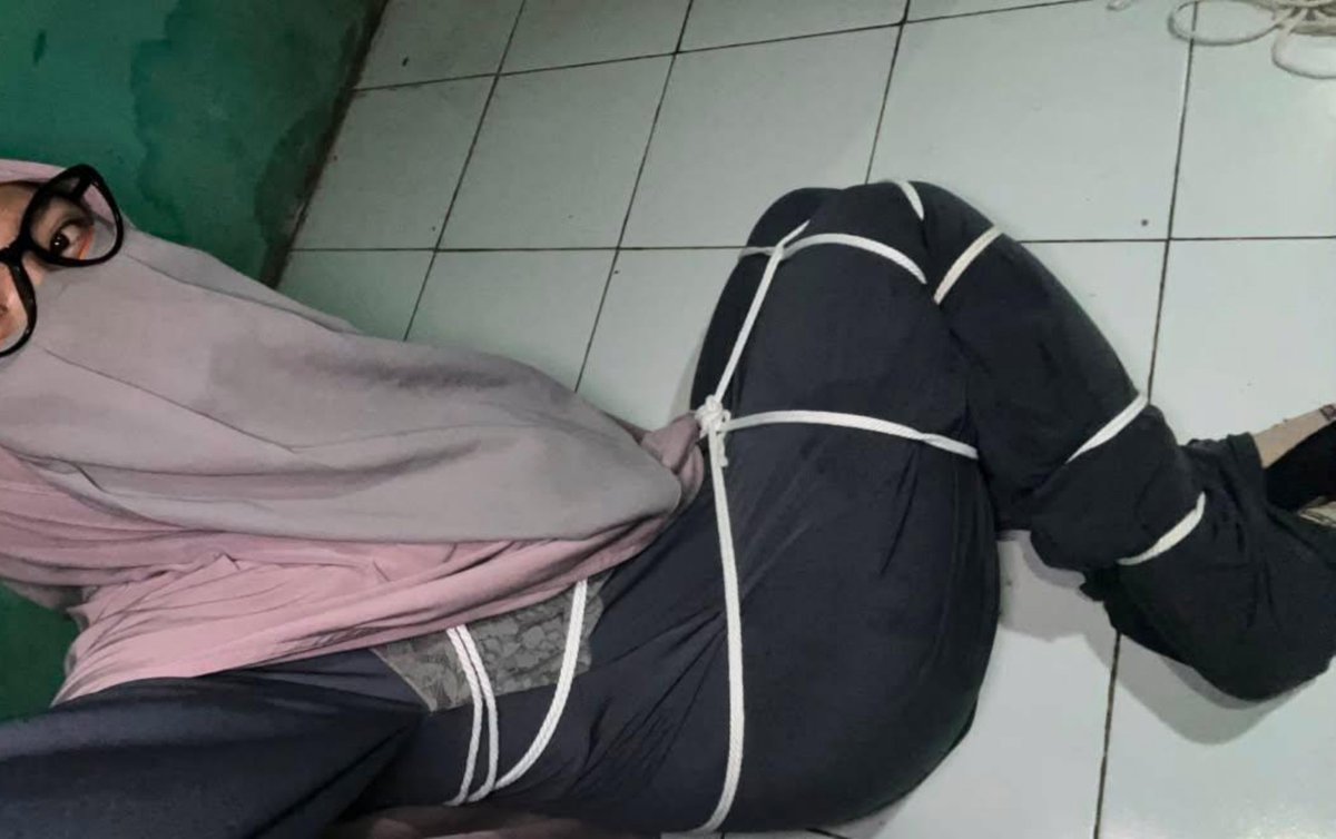 slfy00's tweet photo. belajar shibari bareng ummi, tapi masi kurang rapi ya..

#cder #femboy #shemale #Crossdresser #crossdressermuslimah #shibari #sissy #bdsm https://t.co/daFHhyhxV5