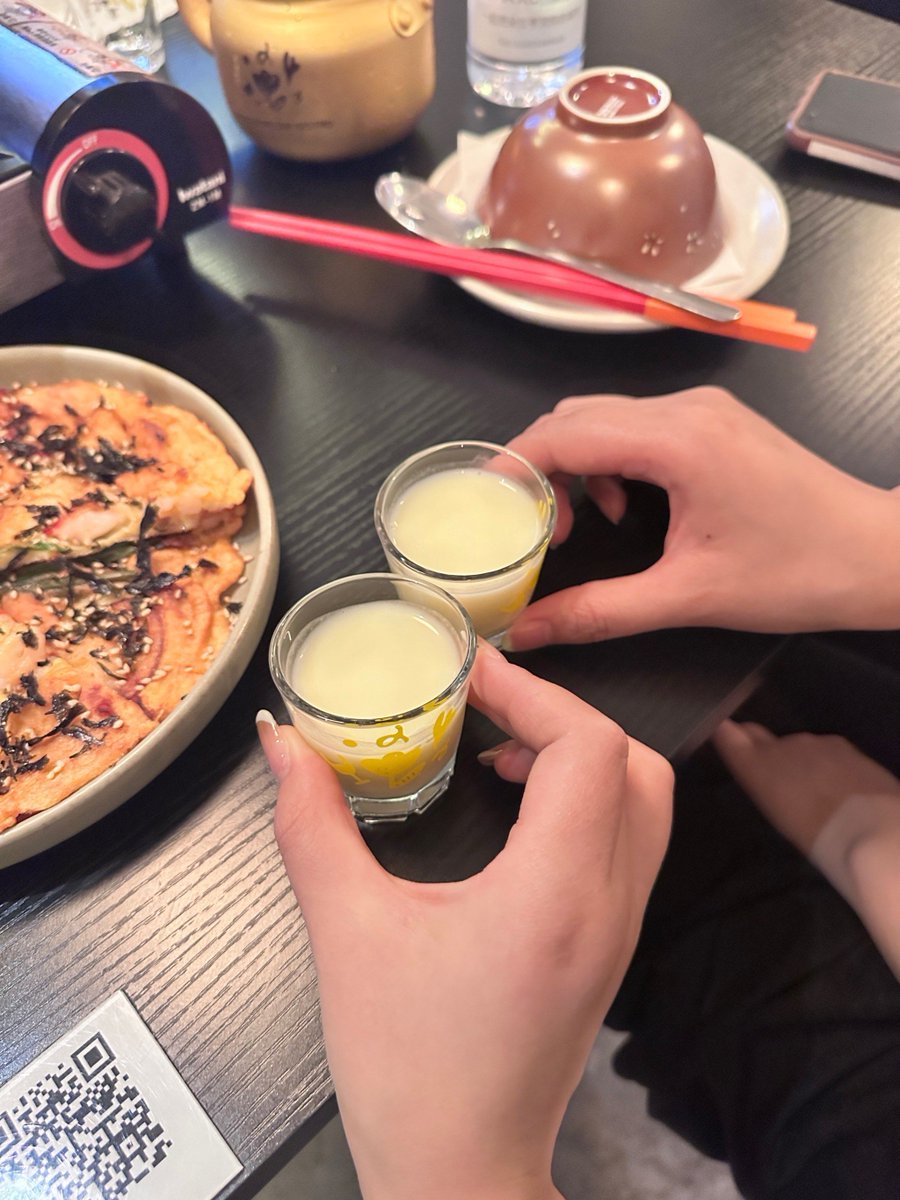 kenz0kim's tweet photo. Just found your half-empty milk tea on the desk when I got home—snuck a sip, and now you’re jumping on me begging for the last bite.  Such chaotic sweet nights with my favorite person! https://t.co/aazclVNHOs