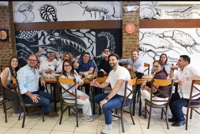 marthia7's tweet photo. Dos fotos que se leen mejor juntas, mientras el presidente esta en campaña con su séquito de canditados usando el bloque de Seguridad para sus fotos 📷, en la otra imagen el ataúd del médico que hacia su rural y fue asesinado Manabi . 
#NiUnVotoParaAdn #ManabiVotaNulo https://t.co/kitt2eRBfc