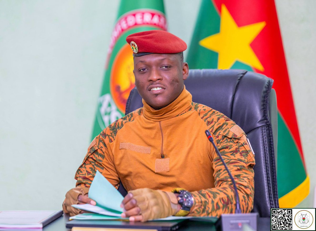 sigbf's tweet photo. COMPTE RENDU DU CONSEIL DES MINISTRES DU JEUDI 17 SEPTEMBRE 2026

Le Conseil des ministres s’est tenu à Ouagadougou, le jeudi 17 septembre 2026, en séance ordinaire, de 09 H 00 min à 12 H 17 min, sous la présidence du Camarade Capitaine Ibrahim TRAORE, Président du Faso, Président du Conseil des ministres.

Il a délibéré sur les dossiers inscrits à son ordre du jour, entendu une communication orale, procédé à des nominations et autorisé des missions à l’étranger.

I. DELIBERATIONS

I.1. AU TITRE DU MINISTERE DES AFFAIRES ETRANGERES
Le Conseil a adopté cinq (05) rapports.

Le premier rapport est relatif à une demande d’agrément pour la nomination d’un Ambassadeur Extraordinaire et Plénipotentiaire de la République de Guinée auprès du Burkina Faso.
Le Conseil a marqué son accord pour la nomination de Monsieur Ansoumane CAMARA, en qualité d’Ambassadeur Extraordinaire et Plénipotentiaire de la République de Guinée auprès du Burkina Faso.

Le deuxième rapport est relatif à une demande d’agrément pour la nomination d’un Ambassadeur Extraordinaire et Plénipotentiaire de la République du Congo auprès du Burkina Faso.

Le Conseil a marqué son accord pour la nomination de Monsieur Gaston GAKOSSO, en qualité d’Ambassadeur Extraordinaire et Plénipotentiaire de la République du Congo auprès du Burkina Faso.

Le troisième rapport est relatif à une demande d’agrément pour la nomination d’un Ambassadeur Extraordinaire et Plénipotentiaire du Royaume de Norvège auprès du Burkina Faso.
Le Conseil a marqué son accord pour la nomination de Monsieur Knut LANGELAND, en qualité d’Ambassadeur Extraordinaire et Plénipotentiaire du Royaume de Norvège auprès du Burkina Faso.

Le quatrième rapport est relatif à un projet de décret portant règlementation de la conclusion des accords de siège au Burkina Faso.
Les accords de siège sont des traités conclus entre un Etat et une organisation internationale souhaitant établir son siège ou un bureau secondaire sur le territoire de cet Etat. Ils visent à préciser le régime juridique de l’organisation bénéficiaire sur le territoire du pays hôte, conformément au droit et à la pratique internationale. Ils peuvent également octroyer un régime fiscal préférentiel pour faciliter les activités de l’organisation.

Les insuffisances des textes en vigueur profitent à certaines organisations non gouvernementales et entreprises de droit privé établies au Burkina Faso qui bénéficient d’avantages comparatifs par rapport à d’autres structures similaires. Cette situation constitue une violation du principe d’égalité devant la loi et de la libre concurrence et entraîne une perte significative de recettes fiscales pour l’Etat.

Ce décret vise à doter l’Administration d’un cadre juridique approprié à travers une harmonisation du processus de traitement des demandes d’accords de siège et une clarification de la procédure de traitement desdites demandes et du contenu de ces accords.

Les innovations majeures du décret sont : 
-l’obligation de soumettre les dossiers de demande d’accord de siège au Conseil des ministres pour approbation ; 
-l’obligation de requérir des autorisations administratives préalables à l’exercice de certaines activités ;
-l’assimilation aux organisations internationales d’entités étatiques étrangères comme les chambres de commerce qui bénéficient d’accords de siège au Burkina Faso, sous réserve de réciprocité ;
-l’obligation pour toute entité bénéficiaire d’un accord de siège de contribuer au développement national.
L’adoption de ce décret permet à notre pays de disposer d’un cadre règlementaire adéquat sur la conclusion des accords de siège.
Le cinquième rapport est relatif à un projet de loi portant autorisation de ratification de l’Accord se rapportant à la Convention des Nations Unies sur le droit de la mer et portant sur la conservation et l’utilisation durable de la diversité biologique marine des zones ne relevant pas de la juridiction nationale, adopté le 19 juin 2023 à New York.
Le Burkina Faso partage avec l’ensemble de la communauté internationale une responsabilité dans la préservation de la haute mer qui constitue un patrimoine commun de l’humanité et représentant 60% de la surface des océans.

Face à l’accélération de la dégradation de cet espace, longtemps dépourvu d’un cadre juridique spécifique de gouvernance intégrée et affectant directement les régimes pluviométriques, la disponibilité en eau et la stabilité des systèmes agropastoraux du Sahel, la communauté internationale s’est engagée à doter la haute mer d’un instrument juridique de gouvernance mondiale. 
En tant qu’Etat partie de la Convention des Nations Unies sur le droit de la mer et portant sur la conservation et l’utilisation durable de la diversité biologique marine des zones ne relevant pas de la juridiction nationale, il est nécessaire que le Burkina Faso ratifie cet instrument juridique international.

Ce projet de loi vise la ratification de cet Accord par notre pays en vue de lui permettre de participer aux mécanismes de partage de ses avantages, d’accéder aux dispositifs de renforcement des capacités, de bénéficier de transferts de technologies et de financements tout en consolidant son positionnement dans la gouvernance environnementale mondiale et la défense des intérêts des pays en développement sans littoral.
Le Conseil a marqué son accord pour la transmission dudit projet de loi à l’Assemblée législative du Peuple.

I.2. AU TITRE DU MINISTERE DES SERVITEURS DU PEUPLE
Le Conseil a adopté deux (02) décrets.
Le premier décret porte règlementation des activités de placement et de travail temporaire.
Ce décret vise l’application de la loi n°013-2026/ALT du 06 mai 2026 portant Code du travail au Burkina Faso. Il vise également à concilier la nécessaire flexibilité économique des entreprises avec la protection des droits des travailleurs.
Les innovations majeures du décret sont :
-la redéfinition des activités du travail temporaire et du placement pour donner plus de clarté à ces deux notions et en faciliter l’appréciation ;
-l’obligation de disposer d’un agrément pour chaque type d’activité ;
-la faculté offerte à l’entreprise utilisatrice d’utiliser un registre électronique ;
-la proscription de toute clause tendant à interdire l’embauche du travailleur intérimaire à l’occasion d’un contrat de mise à disposition ; 
-⁠l'affirmation du principe d'équité dans la rémunération du travailleur intérimaire ou temporaire qui, à qualification professionnelle égale, bénéficie désormais du même traitement que le travailleur permanent de l'entreprise utilisatrice.

L’adoption de ce décret permet d’encadrer de manière stricte les activités de placement et le recours au travail temporaire.
Le second décret porte création, attributions et organisation de l’Inspection générale des ressources humaines (IGRH).
Au regard de certains dysfonctionnements notamment organisationnels, opérationnels et comportementaux dans les ministères et institutions, le Gouvernement a décidé de la création de l’Inspection générale des ressources humaines. 
L’Inspection générale des ressources humaines est chargée du contrôle et de l’audit de la gestion des ressources humaines, du service public et de participer à la lutte contre la corruption dans l’ensemble des structures publiques. Son pouvoir de contrôle et de vérification s’exerce aussi bien à priori qu’à posteriori. 
L’adoption de ce décret permet la création de l’Inspection générale des ressources humaines en vue de garantir une meilleure gestion des ressources humaines publiques. 

I.3. AU TITRE DU MINISTERE DE L’INDUSTRIE, DU COMMERCE ET DE L’ARTISANAT
Le Conseil a examiné un projet de loi portant règlementation générale des sociétés à capitaux publics.
Les sociétés à capitaux publics sont soumises à la règlementation communautaire portant sur l’Organisation pour l’harmonisation en Afrique du droit des affaires (OHADA) et à la législation nationale notamment la loi n°025-99/AN du 16 novembre 1999 portant règlementation générale des sociétés à capitaux publics. Après plus de 20 ans d’application, cette loi a révélé des insuffisances nécessitant sa révision au regard de l’évolution du contexte juridique, économique et institutionnel, tant au plan national que communautaire. 

Ce projet de loi vise la prise en compte des exigences modernes en matière de gouvernance, de transparence, de performance et de responsabilité, en vue d’assurer une gestion plus efficace et conforme des sociétés à capitaux publics au Burkina Faso.
Le Conseil a marqué son accord pour la transmission dudit projet de loi à l’Assemblée législative du Peuple.

II. COMMUNICATION ORALE 
II. Le ministre de la Justice a fait au Conseil une communication relative à la commémoration conjointe des Journées internationales de la paix et de la tolérance (JIPT), édition 2026.
Ces journées visent la prise de conscience de la richesse de la diversité qui caractérise l’humanité et de la nécessité pour les individus de s’unir pour bâtir un monde viable, exempt de violence et de conflit. Elles visent également à encourager les initiatives en faveur de la résolution des conflits.

Au plan international, la Journée de la paix 2026 est célébrée sous le thème : « Vivre ensemble en paix : instaurer la confiance par le dialogue, l’inclusion et la réconciliation ».
Au plan national, ces journées seront commémorées conjointement du 21 septembre au 16 novembre sous le thème : « La contribution de la Révolution progressiste populaire (RPP) à la promotion des valeurs de tolérance et de paix ». Ce thème a pour objectif de valoriser les acquis et les idéaux de la RPP en matière de justice sociale, d’équité, de solidarité et de rappeler que ces valeurs constituent des fondements essentiels pour promouvoir la tolérance, renforcer l’unité nationale et consolider une culture de paix durable au sein de la société burkinabè.

III. NOMINATIONS

III.1. NOMINATIONS DANS LES FONCTIONS INDIVIDUELLES
https://t.co/E8flPqgCyJ TITRE DU MINISTERE DE L’ECONOMIE ET DES FINANCES
-Le camarade Aristide Wendinda ZOUNGRANA, Mle 200 195 G, Contrôleur du trésor, 2e classe, 3e échelon, est nommé Comptable principal des matières de l’Agence nationale des bassins hydrographiques (ANABH).

https://t.co/5aicaqsF1l TITRE DU MINISTERE DE LA SECURITE
-Le camarade Jean Babou BADIEN, Mle 247 726 T, Contrôleur des eaux et forêts, catégorie II, 1er échelon, est nommé Contrôleur des forces de police ;
-Le camarade Saïdou OUILY, Mle 231 739 J, Contrôleur des eaux et forêts, catégorie II, 3e échelon, est nommé Contrôleur des forces de police ;
-Le camarade Relwindé Paul NACOULMA, Mle 238 039 K, Contrôleur des eaux et forêts, catégorie II, 2e échelon, est nommé Contrôleur des forces de police ;
-Le camarade Victor ILLY, Mle 228 618 F, Inspecteur des eaux et forêts, catégorie I, 2e échelon, est nommé Contrôleur des forces de police.

https://t.co/MdKlOPllni TITRE DU MINISTERE DE LA FAMILLE ET DE LA SOLIDARITE
-Le camarade Soumaïla ZOROM, Mle 82 024 S, Inspecteur d’éducation spécialisée, 1re classe, 10e échelon, est nommé Conseiller technique ;
-La camarade Wend Kuuni Bernadette Marie Reine YAMEOGO/BELEM, Mle 92 517 F, Administrateur des affaires sociales, 1re classe, 8e échelon, est nommée Directrice générale de la solidarité et de la résilience.

https://t.co/3inEPlB5Sl TITRE DU MINISTERE DE LA JUSTICE
-Le camarade Palakwinde Ted Rodrigue BILGHO, Mle 130 416 H, Magistrat, 1re classe, 3e échelon, est nommé Chargé de mission.

https://t.co/2dAmyqYw0w TITRE DU MINISTERE DE LA SANTE
-Le camarade Arsène OUEDRAOGO, Pharmacien, est nommé Directeur général de Faso Food and Drug Administration (Faso FDA).

https://t.co/RtkyBNm3E4 TITRE DU MINISTERE DE LA TRANSITION DIGITALE, DES POSTES ET DES COMMUNICATIONS ELECTRONIQUES
-Le camarade Constantin ZONGO, Mle 86 23 081 A (ARCEP), Ingénieur d’Etat en télécommunication et technologie de l’information, 3e échelon, est nommé Directeur des réseaux et des services des communications électroniques.

https://t.co/bR7vw0WNKT TITRE DU MINISTERE DE L’INDUSTRIE, DU COMMERCE ET DE L’ARTISANAT
-La camarade Bintou SARA/KASSA, Mle 105 232 T, Conseiller des affaires économiques, 2e classe, 3e échelon, est nommée Inspecteur technique des services ;
-Le camarade Joseph Kabissiga TANDAMBA, est nommé Directeur général de CIM-Sahel.

https://t.co/XtiTnw6SfR TITRE DU MINISTERE DE L’ENSEIGNEMENT SUPERIEUR, DE LA RECHERCHE ET DE L’INNOVATION
-Le camarade Aly SAVADOGO, Mle 110 923 A, Professeur titulaire, catégorie P1, 2e classe, 2e échelon, est nommé Inspecteur général des services ;
-Le camarade Bawomon Fidèle NEYA, Mle 334 005 W, Enseignant-chercheur, catégorie P2, 1re classe, 1er échelon, est nommé Directeur régional de l’Enseignement supérieur, de la recherche et de l’innovation du Djôrô ;
-Le camarade Issouf ZERBO, Mle 358 613 U, catégorie P2, Maître de Conférences, 1re classe, 1er échelon, est nommé Chargé de mission du Centre universitaire de Tenkodogo.

III.2. NOMINATIONS DANS LES CONSEILS D’ADMINISTRATION
Le Conseil a procédé à la nomination d’Administrateurs aux Conseils d’administration : 
-de l’Ecole nationale de la garde de sécurité pénitentiaire (ENGSP) au titre du ministère de la Justice ;
-de Faso Food and Drug Administration (Faso FDA) au titre du ministère     de la Santé ;
-de la Société burkinabè des fibres textiles (SOFITEX), de la Maison de l’entreprise du Burkina Faso (MEBF) et de la Société nouvelle-Brasseries du Faso (SN-BRAFASO) au titre du ministère de l’Industrie, du commerce et de l’artisanat ;
-de l’Agence de conseil et de maîtrise d’ouvrage déléguée en bâtiment et aménagement urbain (ACOMOD-BURKINA) au titre du ministère de la Construction de la Patrie.
Le Conseil a également procédé à la nomination du Président du Conseil d’administration de Faso Food and Drug Administration (Faso FDA).  
 
A.MINISTERE DE LA JUSTICE
Le Conseil a adopté un décret portant nomination du camarade Namahoura TIAHO, Mle 262 680 X, Elève Inspecteur de sécurité pénitentiaire, Administrateur représentant les élèves au Conseil d’administration de l’Ecole nationale de la garde de sécurité pénitentiaire (ENGSP) pour la durée de son mandat de Délégué général.

B.MINISTERE DE LA SANTE
Le Conseil a adopté deux (02) décrets.
Le premier décret nomme les personnes ci-après, Administrateurs au Conseil d’administration de Faso Food and Drug Administration (Faso FDA) pour un premier mandat de trois (03) ans.
ADMINISTRATEURS REPRESENTANT L’ETAT
Au titre de la Présidence du Faso :
-Le camarade Rakissida Alfred OUEDRAOGO, Mle 249 135 M, Maître de conférences agrégé.
Au titre de la Primature :
-La camarade Marthe Sandrine SANON/LOMPO, Mle 97 468 K, Maître de conférences agrégé.
Au titre du ministère de l’Economie et des finances :
-Le camarade Kassoum BIKIENGA, Mle 104 650 L, Administrateur des services financiers.

Au titre du ministère des Serviteurs du Peuple :
-Le camarade Firmin BADIEL, Mle 277 809 K, Inspecteur du travail.
Au titre du ministère de l’Industrie, du commerce et de l’artisanat :
-Le camarade Sansan KAMBOU, Mle 117 057 X, Conseiller des affaires économiques.
Au titre du ministère de l’Enseignement supérieur, de la recherche et de l’innovation :
-La camarade Wendkuuni Florencia DJIGMA, Mle 250 660 N,                  Enseignant-chercheur.
Au titre du ministère de l’Agriculture, de l’eau, des ressources animales et halieutiques :
-Le camarade Kadré SANFO, Mle 225 783 Y, Enseignant-chercheur.
Au titre du ministère de la Santé :
-La camarade Fatoumata SANFO, Mle 216 020 W, Pharmacien spécialiste ; 
-Le camarade Charles SAWADOGO, Mle 55 886 A, Pharmacien.
ADMINISTRATEUR REPRESENTANT LES ASSOCIATIONS DES CONSOMMATEURS 
-Le camarade Marcel KOURAOGO, Président de la ligue des consommateurs du Burkina.

Le second décret nomme le camarade Rakissida Alfred OUEDRAOGO, Mle 249 135 M, Maître de conférences agrégé, Président du Conseil d’administration de Faso Food and Drug Administration (Faso FDA) pour un premier mandat de trois (03) ans.

C.MINISTERE DE L’INDUSTRIE, DU COMMERCE ET DE L’ARTISANAT
Le Conseil a adopté trois (03) décrets.
Le premier décret nomme les personnes ci-après, Administrateurs au Conseil d’administration de la Société burkinabè des fibres textiles (SOFITEX) pour un premier mandat de trois (03) ans.
ADMINISTRATEURS REPRESENTANT L’ETAT
Au titre du ministère de l’Industrie, du commerce et de l’artisanat :
-Le camarade Mahamoudou ROUAMBA, Mle 212 625 L, Conseiller des affaires économiques.
Au titre du ministère de l’Agriculture, de l’eau, des ressources animales et halieutiques :
-Le camarade Sompouguednoma Pierre DJIGUEMDE, Mle 96 800 H, Ingénieur d’agriculture.
ADMINISTRATEUR REPRESENTANT LE FONDS BURKINABE DE DEVELOPPEMENT ECONOMIQUE ET SOCIAL (FBDES TÕOGO)
-Le camarade Ahmadé Nour GUENDA, Mle 204 606 J, Economiste.
Le deuxième décret nomme le camarade Teg-Wendé Idriss TINTO, Mle 255 514 L, Ingénieur de conception en informatique, Administrateur représentant l’Etat, au titre du ministère de la Transition digitale, des postes et des communications électroniques au Conseil d’administration de la Maison de l’entreprise du Burkina Faso (MEBF) pour un premier mandat de trois (03) ans.

Le troisième décret nomme le camarade Mykoutou Muhamed Aly Désiré KOUTIEBOU, Mle 057, Ingénieur commercial, Administrateur représentant le personnel au Conseil d’administration de la Société nouvelle-Brasseries du Faso (SN-BRAFASO) pour un premier mandat de trois (03) ans.

D.MINISTERE DE LA CONSTRUCTION DE LA PATRIE
Le Conseil a adopté un décret portant nomination du camarade Ladji COULIBALY, Mle 000 030 C, Spécialiste en marchés publics et privés, Administrateur représentant le personnel au Conseil d’administration de l’Agence de conseil et de maîtrise d’ouvrage déléguée en bâtiment et aménagement urbain (ACOMOD-BURKINA) pour un premier mandat de trois (03) ans.

Le Porte-parole du Gouvernement,

Pingdwendé Gilbert OUEDRAOGO
Officier de l’Ordre de l’Etalon