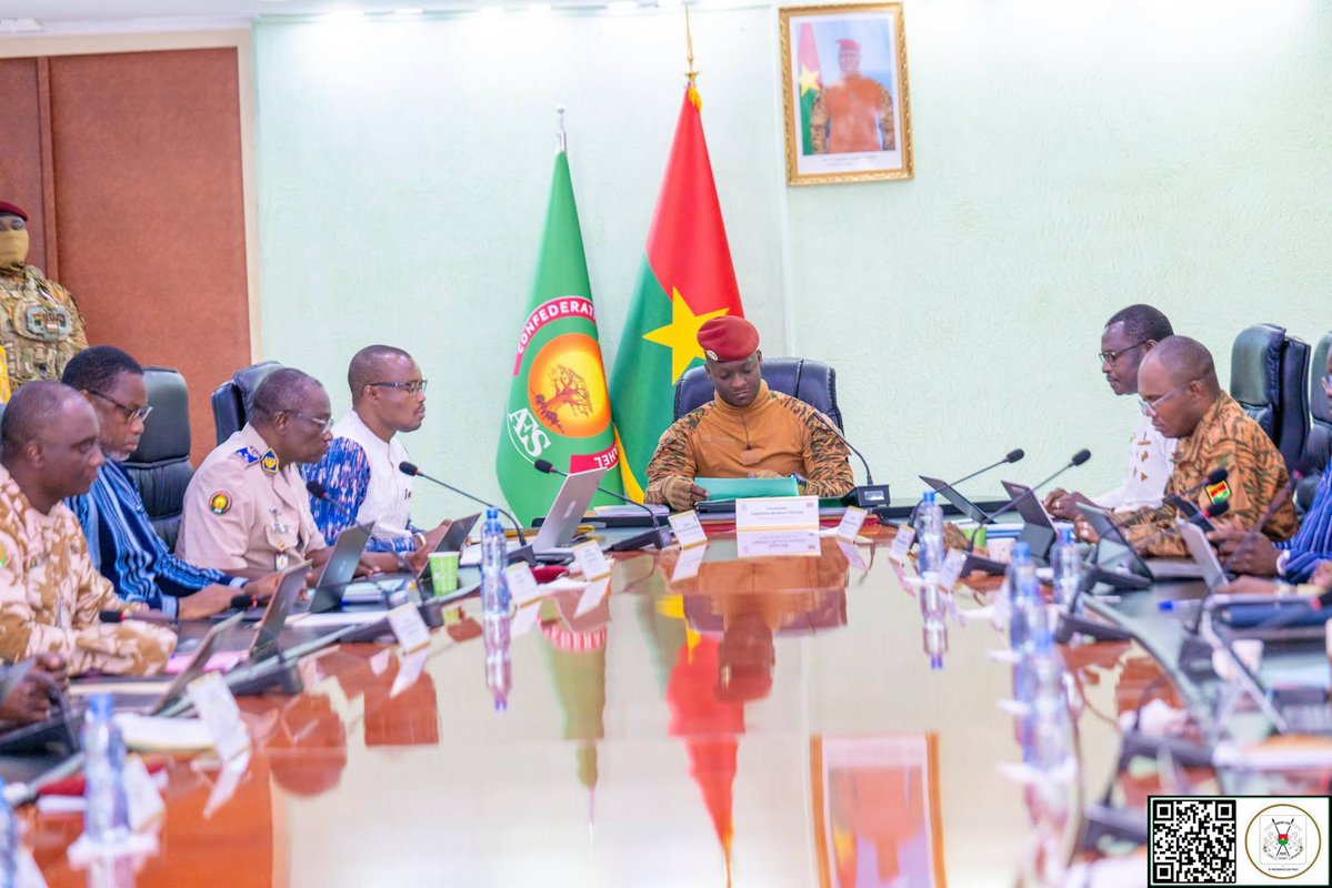 sigbf's tweet photo. COMPTE RENDU DU CONSEIL DES MINISTRES DU JEUDI 17 SEPTEMBRE 2026

Le Conseil des ministres s’est tenu à Ouagadougou, le jeudi 17 septembre 2026, en séance ordinaire, de 09 H 00 min à 12 H 17 min, sous la présidence du Camarade Capitaine Ibrahim TRAORE, Président du Faso, Président du Conseil des ministres.

Il a délibéré sur les dossiers inscrits à son ordre du jour, entendu une communication orale, procédé à des nominations et autorisé des missions à l’étranger.

I. DELIBERATIONS

I.1. AU TITRE DU MINISTERE DES AFFAIRES ETRANGERES
Le Conseil a adopté cinq (05) rapports.

Le premier rapport est relatif à une demande d’agrément pour la nomination d’un Ambassadeur Extraordinaire et Plénipotentiaire de la République de Guinée auprès du Burkina Faso.
Le Conseil a marqué son accord pour la nomination de Monsieur Ansoumane CAMARA, en qualité d’Ambassadeur Extraordinaire et Plénipotentiaire de la République de Guinée auprès du Burkina Faso.

Le deuxième rapport est relatif à une demande d’agrément pour la nomination d’un Ambassadeur Extraordinaire et Plénipotentiaire de la République du Congo auprès du Burkina Faso.

Le Conseil a marqué son accord pour la nomination de Monsieur Gaston GAKOSSO, en qualité d’Ambassadeur Extraordinaire et Plénipotentiaire de la République du Congo auprès du Burkina Faso.

Le troisième rapport est relatif à une demande d’agrément pour la nomination d’un Ambassadeur Extraordinaire et Plénipotentiaire du Royaume de Norvège auprès du Burkina Faso.
Le Conseil a marqué son accord pour la nomination de Monsieur Knut LANGELAND, en qualité d’Ambassadeur Extraordinaire et Plénipotentiaire du Royaume de Norvège auprès du Burkina Faso.

Le quatrième rapport est relatif à un projet de décret portant règlementation de la conclusion des accords de siège au Burkina Faso.
Les accords de siège sont des traités conclus entre un Etat et une organisation internationale souhaitant établir son siège ou un bureau secondaire sur le territoire de cet Etat. Ils visent à préciser le régime juridique de l’organisation bénéficiaire sur le territoire du pays hôte, conformément au droit et à la pratique internationale. Ils peuvent également octroyer un régime fiscal préférentiel pour faciliter les activités de l’organisation.

Les insuffisances des textes en vigueur profitent à certaines organisations non gouvernementales et entreprises de droit privé établies au Burkina Faso qui bénéficient d’avantages comparatifs par rapport à d’autres structures similaires. Cette situation constitue une violation du principe d’égalité devant la loi et de la libre concurrence et entraîne une perte significative de recettes fiscales pour l’Etat.

Ce décret vise à doter l’Administration d’un cadre juridique approprié à travers une harmonisation du processus de traitement des demandes d’accords de siège et une clarification de la procédure de traitement desdites demandes et du contenu de ces accords.

Les innovations majeures du décret sont : 
-l’obligation de soumettre les dossiers de demande d’accord de siège au Conseil des ministres pour approbation ; 
-l’obligation de requérir des autorisations administratives préalables à l’exercice de certaines activités ;
-l’assimilation aux organisations internationales d’entités étatiques étrangères comme les chambres de commerce qui bénéficient d’accords de siège au Burkina Faso, sous réserve de réciprocité ;
-l’obligation pour toute entité bénéficiaire d’un accord de siège de contribuer au développement national.
L’adoption de ce décret permet à notre pays de disposer d’un cadre règlementaire adéquat sur la conclusion des accords de siège.
Le cinquième rapport est relatif à un projet de loi portant autorisation de ratification de l’Accord se rapportant à la Convention des Nations Unies sur le droit de la mer et portant sur la conservation et l’utilisation durable de la diversité biologique marine des zones ne relevant pas de la juridiction nationale, adopté le 19 juin 2023 à New York.
Le Burkina Faso partage avec l’ensemble de la communauté internationale une responsabilité dans la préservation de la haute mer qui constitue un patrimoine commun de l’humanité et représentant 60% de la surface des océans.

Face à l’accélération de la dégradation de cet espace, longtemps dépourvu d’un cadre juridique spécifique de gouvernance intégrée et affectant directement les régimes pluviométriques, la disponibilité en eau et la stabilité des systèmes agropastoraux du Sahel, la communauté internationale s’est engagée à doter la haute mer d’un instrument juridique de gouvernance mondiale. 
En tant qu’Etat partie de la Convention des Nations Unies sur le droit de la mer et portant sur la conservation et l’utilisation durable de la diversité biologique marine des zones ne relevant pas de la juridiction nationale, il est nécessaire que le Burkina Faso ratifie cet instrument juridique international.

Ce projet de loi vise la ratification de cet Accord par notre pays en vue de lui permettre de participer aux mécanismes de partage de ses avantages, d’accéder aux dispositifs de renforcement des capacités, de bénéficier de transferts de technologies et de financements tout en consolidant son positionnement dans la gouvernance environnementale mondiale et la défense des intérêts des pays en développement sans littoral.
Le Conseil a marqué son accord pour la transmission dudit projet de loi à l’Assemblée législative du Peuple.

I.2. AU TITRE DU MINISTERE DES SERVITEURS DU PEUPLE
Le Conseil a adopté deux (02) décrets.
Le premier décret porte règlementation des activités de placement et de travail temporaire.
Ce décret vise l’application de la loi n°013-2026/ALT du 06 mai 2026 portant Code du travail au Burkina Faso. Il vise également à concilier la nécessaire flexibilité économique des entreprises avec la protection des droits des travailleurs.
Les innovations majeures du décret sont :
-la redéfinition des activités du travail temporaire et du placement pour donner plus de clarté à ces deux notions et en faciliter l’appréciation ;
-l’obligation de disposer d’un agrément pour chaque type d’activité ;
-la faculté offerte à l’entreprise utilisatrice d’utiliser un registre électronique ;
-la proscription de toute clause tendant à interdire l’embauche du travailleur intérimaire à l’occasion d’un contrat de mise à disposition ; 
-⁠l'affirmation du principe d'équité dans la rémunération du travailleur intérimaire ou temporaire qui, à qualification professionnelle égale, bénéficie désormais du même traitement que le travailleur permanent de l'entreprise utilisatrice.

L’adoption de ce décret permet d’encadrer de manière stricte les activités de placement et le recours au travail temporaire.
Le second décret porte création, attributions et organisation de l’Inspection générale des ressources humaines (IGRH).
Au regard de certains dysfonctionnements notamment organisationnels, opérationnels et comportementaux dans les ministères et institutions, le Gouvernement a décidé de la création de l’Inspection générale des ressources humaines. 
L’Inspection générale des ressources humaines est chargée du contrôle et de l’audit de la gestion des ressources humaines, du service public et de participer à la lutte contre la corruption dans l’ensemble des structures publiques. Son pouvoir de contrôle et de vérification s’exerce aussi bien à priori qu’à posteriori. 
L’adoption de ce décret permet la création de l’Inspection générale des ressources humaines en vue de garantir une meilleure gestion des ressources humaines publiques. 

I.3. AU TITRE DU MINISTERE DE L’INDUSTRIE, DU COMMERCE ET DE L’ARTISANAT
Le Conseil a examiné un projet de loi portant règlementation générale des sociétés à capitaux publics.
Les sociétés à capitaux publics sont soumises à la règlementation communautaire portant sur l’Organisation pour l’harmonisation en Afrique du droit des affaires (OHADA) et à la législation nationale notamment la loi n°025-99/AN du 16 novembre 1999 portant règlementation générale des sociétés à capitaux publics. Après plus de 20 ans d’application, cette loi a révélé des insuffisances nécessitant sa révision au regard de l’évolution du contexte juridique, économique et institutionnel, tant au plan national que communautaire. 

Ce projet de loi vise la prise en compte des exigences modernes en matière de gouvernance, de transparence, de performance et de responsabilité, en vue d’assurer une gestion plus efficace et conforme des sociétés à capitaux publics au Burkina Faso.
Le Conseil a marqué son accord pour la transmission dudit projet de loi à l’Assemblée législative du Peuple.

II. COMMUNICATION ORALE 
II. Le ministre de la Justice a fait au Conseil une communication relative à la commémoration conjointe des Journées internationales de la paix et de la tolérance (JIPT), édition 2026.
Ces journées visent la prise de conscience de la richesse de la diversité qui caractérise l’humanité et de la nécessité pour les individus de s’unir pour bâtir un monde viable, exempt de violence et de conflit. Elles visent également à encourager les initiatives en faveur de la résolution des conflits.

Au plan international, la Journée de la paix 2026 est célébrée sous le thème : « Vivre ensemble en paix : instaurer la confiance par le dialogue, l’inclusion et la réconciliation ».
Au plan national, ces journées seront commémorées conjointement du 21 septembre au 16 novembre sous le thème : « La contribution de la Révolution progressiste populaire (RPP) à la promotion des valeurs de tolérance et de paix ». Ce thème a pour objectif de valoriser les acquis et les idéaux de la RPP en matière de justice sociale, d’équité, de solidarité et de rappeler que ces valeurs constituent des fondements essentiels pour promouvoir la tolérance, renforcer l’unité nationale et consolider une culture de paix durable au sein de la société burkinabè.

III. NOMINATIONS

III.1. NOMINATIONS DANS LES FONCTIONS INDIVIDUELLES
https://t.co/E8flPqgCyJ TITRE DU MINISTERE DE L’ECONOMIE ET DES FINANCES
-Le camarade Aristide Wendinda ZOUNGRANA, Mle 200 195 G, Contrôleur du trésor, 2e classe, 3e échelon, est nommé Comptable principal des matières de l’Agence nationale des bassins hydrographiques (ANABH).

https://t.co/5aicaqsF1l TITRE DU MINISTERE DE LA SECURITE
-Le camarade Jean Babou BADIEN, Mle 247 726 T, Contrôleur des eaux et forêts, catégorie II, 1er échelon, est nommé Contrôleur des forces de police ;
-Le camarade Saïdou OUILY, Mle 231 739 J, Contrôleur des eaux et forêts, catégorie II, 3e échelon, est nommé Contrôleur des forces de police ;
-Le camarade Relwindé Paul NACOULMA, Mle 238 039 K, Contrôleur des eaux et forêts, catégorie II, 2e échelon, est nommé Contrôleur des forces de police ;
-Le camarade Victor ILLY, Mle 228 618 F, Inspecteur des eaux et forêts, catégorie I, 2e échelon, est nommé Contrôleur des forces de police.

https://t.co/MdKlOPllni TITRE DU MINISTERE DE LA FAMILLE ET DE LA SOLIDARITE
-Le camarade Soumaïla ZOROM, Mle 82 024 S, Inspecteur d’éducation spécialisée, 1re classe, 10e échelon, est nommé Conseiller technique ;
-La camarade Wend Kuuni Bernadette Marie Reine YAMEOGO/BELEM, Mle 92 517 F, Administrateur des affaires sociales, 1re classe, 8e échelon, est nommée Directrice générale de la solidarité et de la résilience.

https://t.co/3inEPlB5Sl TITRE DU MINISTERE DE LA JUSTICE
-Le camarade Palakwinde Ted Rodrigue BILGHO, Mle 130 416 H, Magistrat, 1re classe, 3e échelon, est nommé Chargé de mission.

https://t.co/2dAmyqYw0w TITRE DU MINISTERE DE LA SANTE
-Le camarade Arsène OUEDRAOGO, Pharmacien, est nommé Directeur général de Faso Food and Drug Administration (Faso FDA).

https://t.co/RtkyBNm3E4 TITRE DU MINISTERE DE LA TRANSITION DIGITALE, DES POSTES ET DES COMMUNICATIONS ELECTRONIQUES
-Le camarade Constantin ZONGO, Mle 86 23 081 A (ARCEP), Ingénieur d’Etat en télécommunication et technologie de l’information, 3e échelon, est nommé Directeur des réseaux et des services des communications électroniques.

https://t.co/bR7vw0WNKT TITRE DU MINISTERE DE L’INDUSTRIE, DU COMMERCE ET DE L’ARTISANAT
-La camarade Bintou SARA/KASSA, Mle 105 232 T, Conseiller des affaires économiques, 2e classe, 3e échelon, est nommée Inspecteur technique des services ;
-Le camarade Joseph Kabissiga TANDAMBA, est nommé Directeur général de CIM-Sahel.

https://t.co/XtiTnw6SfR TITRE DU MINISTERE DE L’ENSEIGNEMENT SUPERIEUR, DE LA RECHERCHE ET DE L’INNOVATION
-Le camarade Aly SAVADOGO, Mle 110 923 A, Professeur titulaire, catégorie P1, 2e classe, 2e échelon, est nommé Inspecteur général des services ;
-Le camarade Bawomon Fidèle NEYA, Mle 334 005 W, Enseignant-chercheur, catégorie P2, 1re classe, 1er échelon, est nommé Directeur régional de l’Enseignement supérieur, de la recherche et de l’innovation du Djôrô ;
-Le camarade Issouf ZERBO, Mle 358 613 U, catégorie P2, Maître de Conférences, 1re classe, 1er échelon, est nommé Chargé de mission du Centre universitaire de Tenkodogo.

III.2. NOMINATIONS DANS LES CONSEILS D’ADMINISTRATION
Le Conseil a procédé à la nomination d’Administrateurs aux Conseils d’administration : 
-de l’Ecole nationale de la garde de sécurité pénitentiaire (ENGSP) au titre du ministère de la Justice ;
-de Faso Food and Drug Administration (Faso FDA) au titre du ministère     de la Santé ;
-de la Société burkinabè des fibres textiles (SOFITEX), de la Maison de l’entreprise du Burkina Faso (MEBF) et de la Société nouvelle-Brasseries du Faso (SN-BRAFASO) au titre du ministère de l’Industrie, du commerce et de l’artisanat ;
-de l’Agence de conseil et de maîtrise d’ouvrage déléguée en bâtiment et aménagement urbain (ACOMOD-BURKINA) au titre du ministère de la Construction de la Patrie.
Le Conseil a également procédé à la nomination du Président du Conseil d’administration de Faso Food and Drug Administration (Faso FDA).  
 
A.MINISTERE DE LA JUSTICE
Le Conseil a adopté un décret portant nomination du camarade Namahoura TIAHO, Mle 262 680 X, Elève Inspecteur de sécurité pénitentiaire, Administrateur représentant les élèves au Conseil d’administration de l’Ecole nationale de la garde de sécurité pénitentiaire (ENGSP) pour la durée de son mandat de Délégué général.

B.MINISTERE DE LA SANTE
Le Conseil a adopté deux (02) décrets.
Le premier décret nomme les personnes ci-après, Administrateurs au Conseil d’administration de Faso Food and Drug Administration (Faso FDA) pour un premier mandat de trois (03) ans.
ADMINISTRATEURS REPRESENTANT L’ETAT
Au titre de la Présidence du Faso :
-Le camarade Rakissida Alfred OUEDRAOGO, Mle 249 135 M, Maître de conférences agrégé.
Au titre de la Primature :
-La camarade Marthe Sandrine SANON/LOMPO, Mle 97 468 K, Maître de conférences agrégé.
Au titre du ministère de l’Economie et des finances :
-Le camarade Kassoum BIKIENGA, Mle 104 650 L, Administrateur des services financiers.

Au titre du ministère des Serviteurs du Peuple :
-Le camarade Firmin BADIEL, Mle 277 809 K, Inspecteur du travail.
Au titre du ministère de l’Industrie, du commerce et de l’artisanat :
-Le camarade Sansan KAMBOU, Mle 117 057 X, Conseiller des affaires économiques.
Au titre du ministère de l’Enseignement supérieur, de la recherche et de l’innovation :
-La camarade Wendkuuni Florencia DJIGMA, Mle 250 660 N,                  Enseignant-chercheur.
Au titre du ministère de l’Agriculture, de l’eau, des ressources animales et halieutiques :
-Le camarade Kadré SANFO, Mle 225 783 Y, Enseignant-chercheur.
Au titre du ministère de la Santé :
-La camarade Fatoumata SANFO, Mle 216 020 W, Pharmacien spécialiste ; 
-Le camarade Charles SAWADOGO, Mle 55 886 A, Pharmacien.
ADMINISTRATEUR REPRESENTANT LES ASSOCIATIONS DES CONSOMMATEURS 
-Le camarade Marcel KOURAOGO, Président de la ligue des consommateurs du Burkina.

Le second décret nomme le camarade Rakissida Alfred OUEDRAOGO, Mle 249 135 M, Maître de conférences agrégé, Président du Conseil d’administration de Faso Food and Drug Administration (Faso FDA) pour un premier mandat de trois (03) ans.

C.MINISTERE DE L’INDUSTRIE, DU COMMERCE ET DE L’ARTISANAT
Le Conseil a adopté trois (03) décrets.
Le premier décret nomme les personnes ci-après, Administrateurs au Conseil d’administration de la Société burkinabè des fibres textiles (SOFITEX) pour un premier mandat de trois (03) ans.
ADMINISTRATEURS REPRESENTANT L’ETAT
Au titre du ministère de l’Industrie, du commerce et de l’artisanat :
-Le camarade Mahamoudou ROUAMBA, Mle 212 625 L, Conseiller des affaires économiques.
Au titre du ministère de l’Agriculture, de l’eau, des ressources animales et halieutiques :
-Le camarade Sompouguednoma Pierre DJIGUEMDE, Mle 96 800 H, Ingénieur d’agriculture.
ADMINISTRATEUR REPRESENTANT LE FONDS BURKINABE DE DEVELOPPEMENT ECONOMIQUE ET SOCIAL (FBDES TÕOGO)
-Le camarade Ahmadé Nour GUENDA, Mle 204 606 J, Economiste.
Le deuxième décret nomme le camarade Teg-Wendé Idriss TINTO, Mle 255 514 L, Ingénieur de conception en informatique, Administrateur représentant l’Etat, au titre du ministère de la Transition digitale, des postes et des communications électroniques au Conseil d’administration de la Maison de l’entreprise du Burkina Faso (MEBF) pour un premier mandat de trois (03) ans.

Le troisième décret nomme le camarade Mykoutou Muhamed Aly Désiré KOUTIEBOU, Mle 057, Ingénieur commercial, Administrateur représentant le personnel au Conseil d’administration de la Société nouvelle-Brasseries du Faso (SN-BRAFASO) pour un premier mandat de trois (03) ans.

D.MINISTERE DE LA CONSTRUCTION DE LA PATRIE
Le Conseil a adopté un décret portant nomination du camarade Ladji COULIBALY, Mle 000 030 C, Spécialiste en marchés publics et privés, Administrateur représentant le personnel au Conseil d’administration de l’Agence de conseil et de maîtrise d’ouvrage déléguée en bâtiment et aménagement urbain (ACOMOD-BURKINA) pour un premier mandat de trois (03) ans.

Le Porte-parole du Gouvernement,

Pingdwendé Gilbert OUEDRAOGO
Officier de l’Ordre de l’Etalon