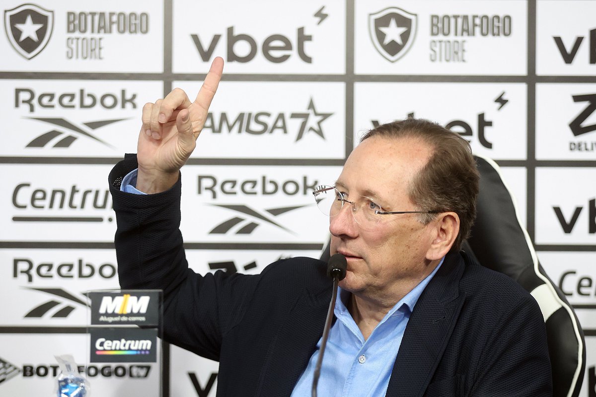 futebol_info's tweet photo. 🚨 Agora! John Textor vence processo na Justiça dos EUA e diz que voltou a ser dono da SAF do Botafogo.

A juíza declarou hoje que Textor é dono de 90% das ações ordinárias classe B da SAF, equivalentes a 90% do capital social e com direito a voto.

Textor afirmou que a disputa pela Eagle Bidco terminou e que voltou a ser dono de 90% da SAF. O empresário espera que a decisão dos EUA seja aplicada no Brasil.

Desde maio, porém, os direitos da Eagle na SAF estão suspensos por ordem da 2ª Vara Empresarial do Rio de Janeiro. Os outros 10% pertencem ao Botafogo Social.

🗞️ @ESPNBrasil 
📸 Vítor Silva/BFR