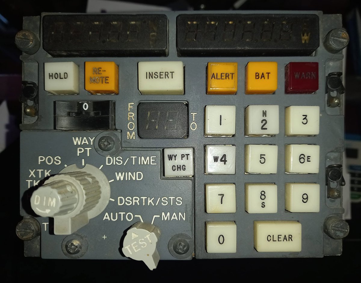 PallRay's tweet photo. Zajímavý kus techniky na večer - navigační systém Delco Carousel IV z roku 1969, jehož vývoj si objednala továrna Boeing pro svůj slavný letoun 747. Tomu Carousel umožnil spolehlivou a přesnou navigaci mimo dosah pozemních radiomajáků, díky čemuž mohl Jumbo Jet přelétávat oceány a pouště i bez nutnosti specializovaného navigátora. 

Jak to fungovalo? Jádrem systému byla inerciální měřící jednotka (IMU) skrývající soustavu mechanických gyroskopů a akcelerometrů. Ta byla instalována na otočné plošině rotující rychlostí jedné otáčky za minutu, což mělo eliminovat navigační odchylky. Uvnitř jednotky pak byla stabilně udržována teplota 60°C pro vyrušení vlivu tepelné roztažnosti kovových součástek systému. 

K IMU byl připojen digitální počítač a ovládací panel s klávesnicí a displejem. Pro redundanci pak každý 747 nesl hned tři na sobě nezávislé Carousely, jejichž panely byly umístěny na středové konzoli kokpitu. Během příprav na vzlet nejprve piloti zadali do systému souřadnice stojánky, čímž počítači poskytli výchozí bod.

Následně museli počkat několik minut, než jednotka IMU správně polohu letounu zaměřila. Během tohoto procesu se letoun nesměl pohnout ani o píď; v opačném případě by Carousel nahlásil chybu. Poté mohli piloti zadat souřadnice až 9 traťových bodů (wapointů) a vytyčit tak trasu, po níž následně autopilot letounu sám letěl. Souřadnice se přepisovaly ručně z letového plánu, což vytvářelo riziko překlepů. Proto obvykle jeden pilot nahlas předčítal čísla a druhý je zadával do Carouselu. Po zadání se pak čísla na displeji porovnala s letovým plánem, a v případě sebemenší chyby se muselo začít odznovu. 

Aby piloti nemuseli přepisovat souřadnice ručně do všech tří jednotek, měl Carousel režim REMOTE. V něm se data z jedné jednotky automaticky propisovaly i do zbylých dvou. Pozdější verze rovněž uměly automatické aktualizace polohy podle signálu radiomajáků, díky čemuž mohla jednotka sama opravit chyby při zadávání souřadnic.

No jo, jenže pro přelet Atlantiku by jen 9 waypointů nestačilo. Z toho důvodu se používal tzv. leapfrogging, kdy piloti průběžně doplňovali další waypointy z letového plánu. Tj. když přeletěli první waypoint v pořadí, zadali do systému desátý waypoint. Po přeletu druhého bodu zadali jedenáctý v pořadí, a tak dále až do konce trasy. 

Díky své přesnosti a spolehlivosti si Carousely našly cestu i do řady jiných letounů; kromě "dopraváků" s nimi létaly např. i vojenské nákladní stroje C-5 nebo tankery KC-135. V 80. letech je ale začaly vytlačovat novější systémy IRS a ADIRU s laserovými gyroskopy, a definitivně poslal Carousel do důchodu nástup GPS navigace v 90. letech.