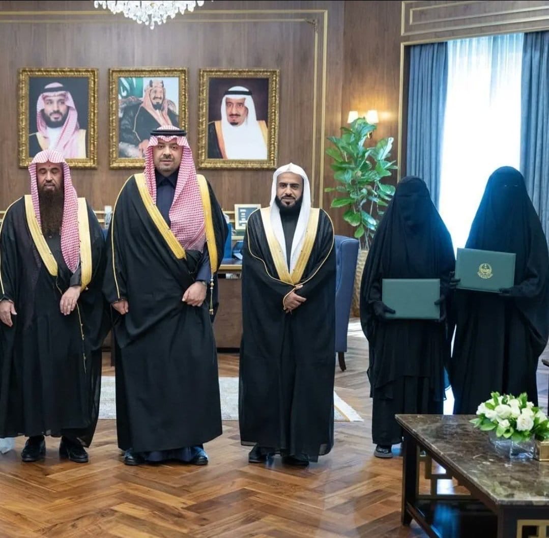 HAYAABDULLAH_SH's tweet photo. #بنات_السعوديه
ما شاء الله..
حافظات كتاب الله الكريم كاملا وفائزات بمسابقة جائزة خادم الحرمين الشريفين الملك سلمان بن عبدالعزيز آل سعود حفظه الله، لحفظ #القران الكريم.
وتم تكريمهن من سمو أمير منطقة الحدود الشمالية، صاحب السمو الملكي الأمير فيصل بن خالد بن سلطان بن عبدالعزيز آل سعود.💫
" بنات منطقة الحدود الشمالية "
يا رب.. 🤲 تبارك فيهن وتزيدهن من نعيمك وفضلك وتثبتنا وإياهن على طاعتك.
#يوم_الجمعه