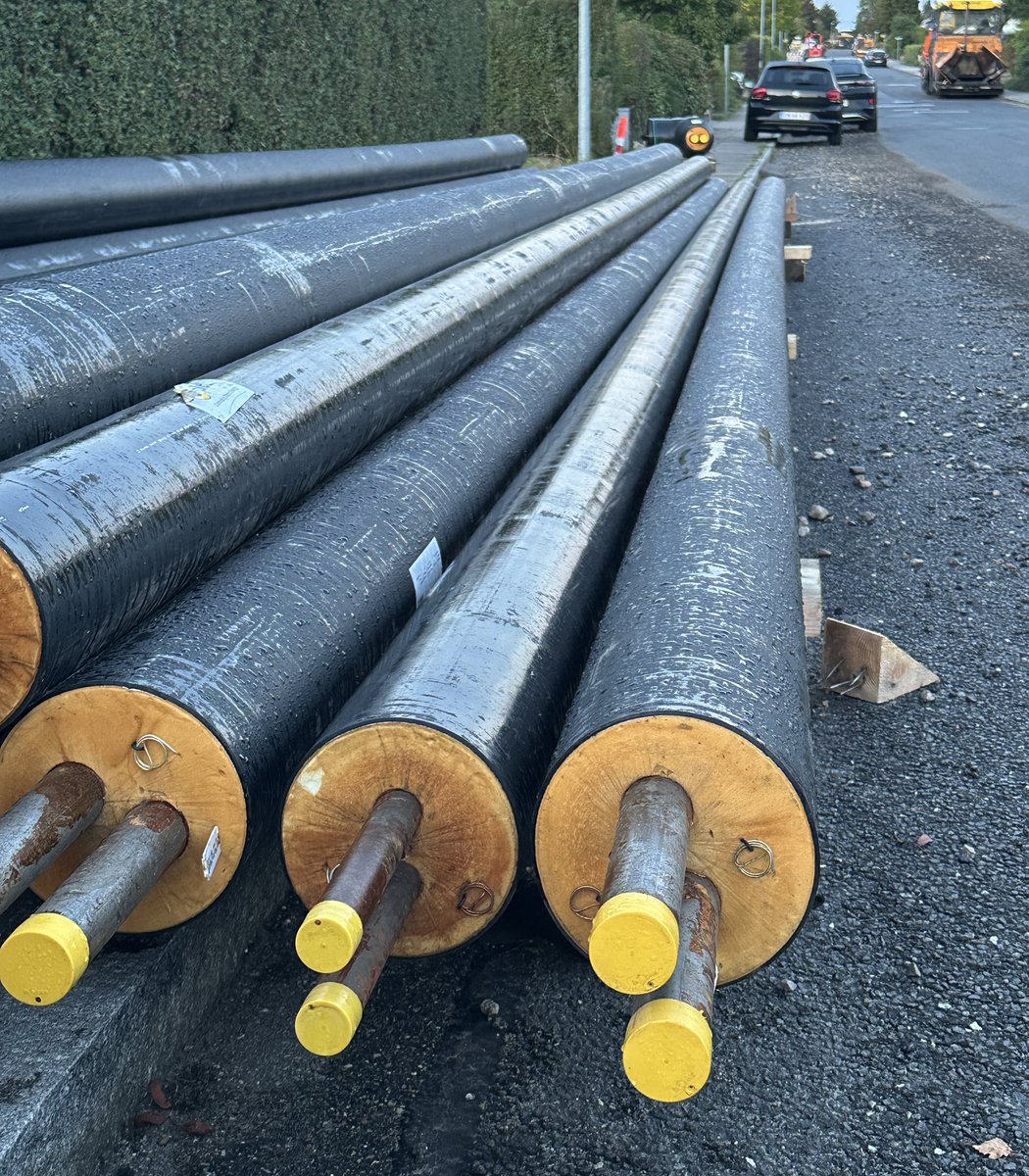 oz1lqo's tweet photo. #nerdalert Fjernvarmen trænger sig på og de mange rør ligger klar til at blive lagt ned i min vej - men har I nogensinde bemærket de to metaltråde, der er støbt ind i skumisoleringen sammen med vandrørene? 
De har afgørende betydning for at det er rentabelt at drive et stort fjernvarmenet, så velkommen til endnu en teknisk tråd om de mange vigtige ting, der gemmer sig i hverdagen, usynlige for de fleste 🤓

(Dette er ikke en for/imod fjernvarme tråd, så dem af jer der sidder på kanten af stolen med en mening, - tjah det må blive et andet sted 🙂🙏🏼)