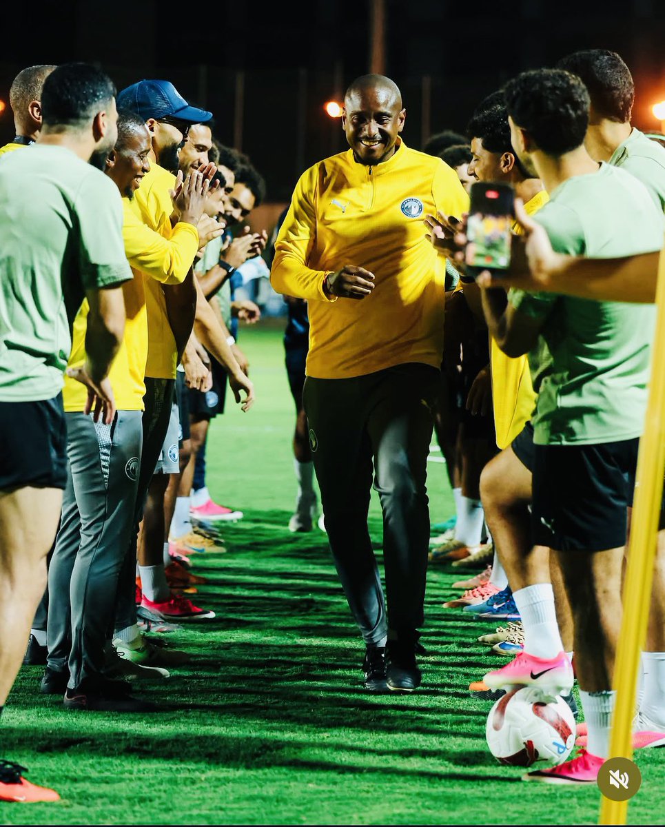 sa_mazwi's tweet photo. 🔥🇿🇦 RHULANI MOKWENA REMAINS PERFECT IN EGYPT!

ENPPI 1–2 PYRAMIDS ✅

Rhulani Mokwena’s Pyramids continue their incredible start to the Egyptian Premier League! 💪🔥

🏆 5 games
✅ 5 wins
🎯 15 points
🥇 Top of the table

Pyramids went behind after half-time but showed great character to come back and secure all three points! 👏🏾

The perfect league start continues! 🇿🇦🔥

#RhulaniMokwena #PyramidsFC #EgyptianPremierLeague #SouthAfricanFootball