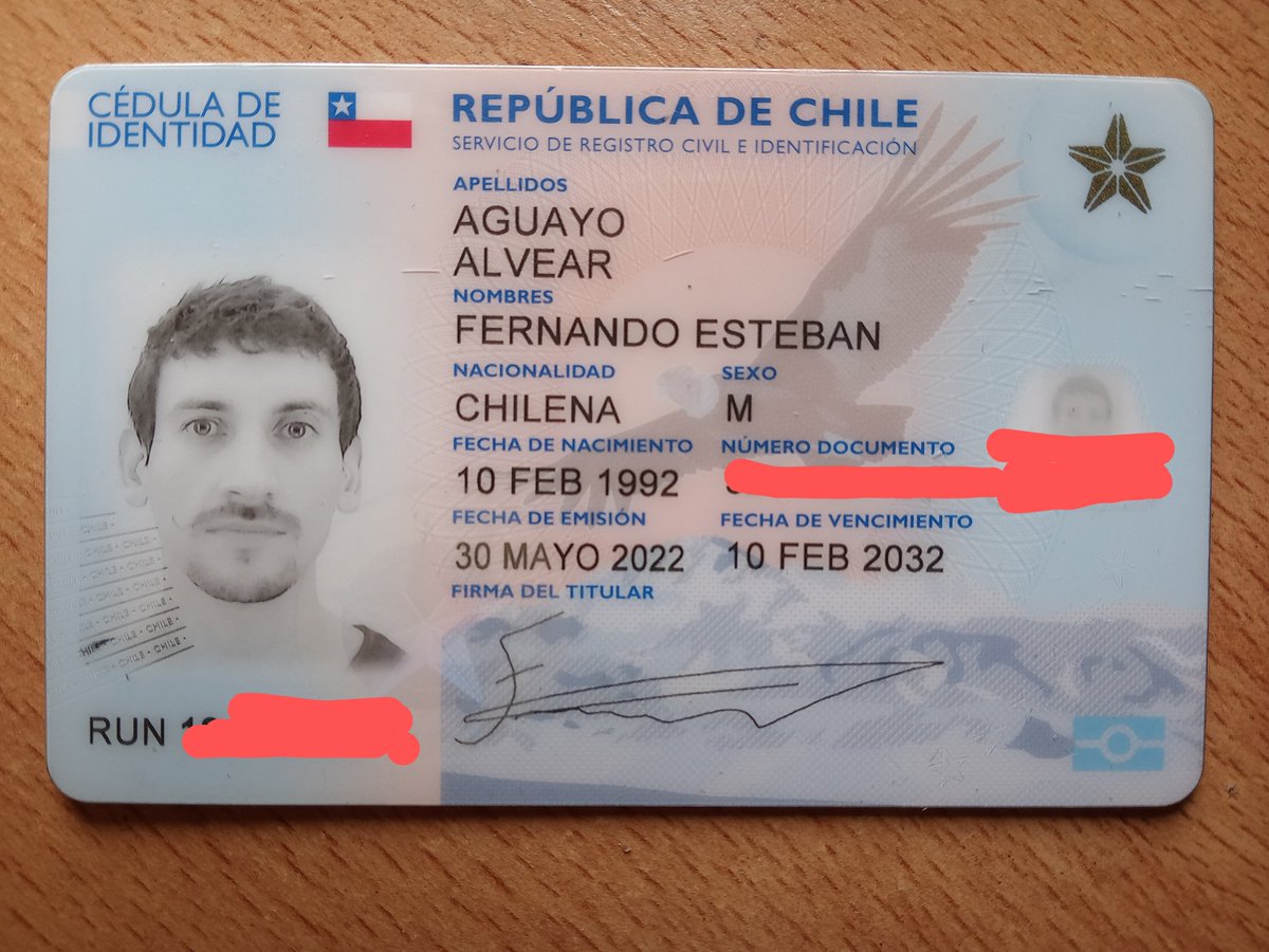 RodrigoDLP's tweet photo. Encontré la billetera de esta persona en un asiento de la micro. A ver si a punta de RT le llega este aviso para que se la pueda devolver. Gracias, Tuiter. https://t.co/MphiQrzKdC