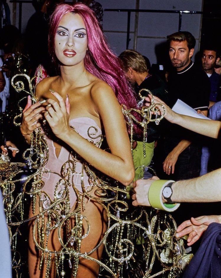 ccequioa's tweet photo. backstage @ thierry mugler during the ‘90s https://t.co/Zw7QjKvr0Z