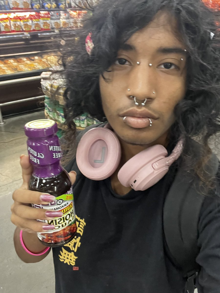 kurom3owz's tweet photo. just got “sir’’ed with my little bows in my hair and my pink headphones while also not binding. Never give up https://t.co/Wvk4hTWn5x