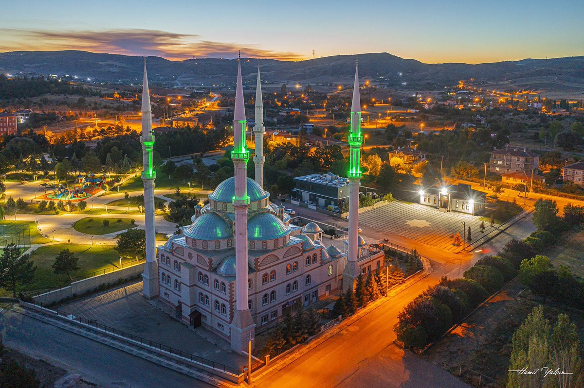 pursaklarbld's tweet photo. “Kendi nefsi için arzu ettiği bir şeyi, din kardeşi için de arzu etmeyen kimse gerçek mü’min olamaz.” 

Hadis-i Şerif | Buhârî, Îmân, 7

Cuma gecemiz mübarek olsun.🕌
#pursaklar https://t.co/aKKJQ0Gbfz