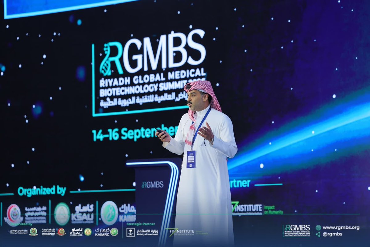 rgmbs's tweet photo. ضمن جلسات قمة الرياض العالمية للتقنية الحيوية الطبية 2026، استعرض الدكتور بندر الغانم دور البروتيوميات في تطوير الأبحاث الطبية، من خلال مشروع البروتيوميات السعودي ودراسة عينات المشاركين في البنك الحيوي السعودي لقياس آلاف البروتينات واكتشاف مؤشرات حيوية مرتبطة بالأمراض.

كما استعرض الدكتور سارانتيس كلاميداس دور البروتيوميات واسعة النطاق في اكتشاف المؤشرات الحيوية وتحسين القدرة على التنبؤ بالمخاطر المرضية، بما يدعم تطوير الطب الدقيق وتوظيف البيانات الصحية في البحث والابتكار الطبي.

#RGMBS2026
#Medical_biotech_excellence
#قمة_الرياض_للتقنية_الحيوية