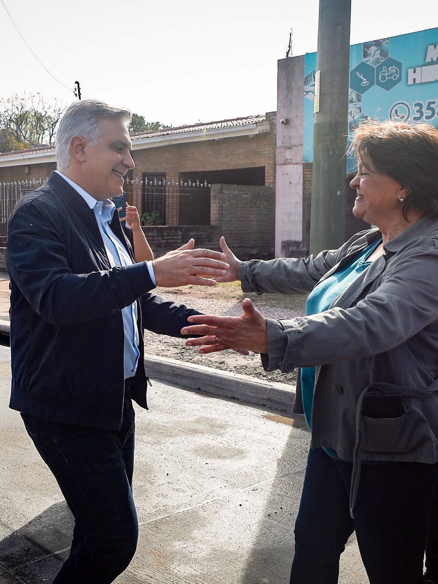 MartinLlaryora's tweet photo. OBRAS QUE BRINDAN SOLUCIONES

Dejamos habilitado el primer tramo de la obra integral que estamos haciendo sobre la Av. Enrique Bodereau, un corredor estratégico que conecta la ciudad de #Córdoba con #Saldán, #VillaAllende y otras localidades de #SierrasChicas.

Esta intervención es una de las #obras urbanas de mayor complejidad que se ejecutan hoy en el área metropolitana, ya que integra #infraestructura vial, sanitaria e hidráulica en un mismo proyecto.

Los trabajos incluyen un nuevo sistema de drenaje, la instalación de colectores cloacales y la duplicación de la calzada.

Estamos transformando esta importante avenida, lo que permitirá agilizar el tránsito, incrementar la #SeguridadVial, reducir los tiempos de traslado, drenar el agua cuando llueve y revalorizar todo el sector.

Es una gran satisfacción coordinar esfuerzos con los intendentes para concretar obras que generan un gran beneficio para los vecinos de toda la región.

Gobernar es resolver, y los cordobeses no esperamos el futuro, lo construimos.

#HacerParaCrecer