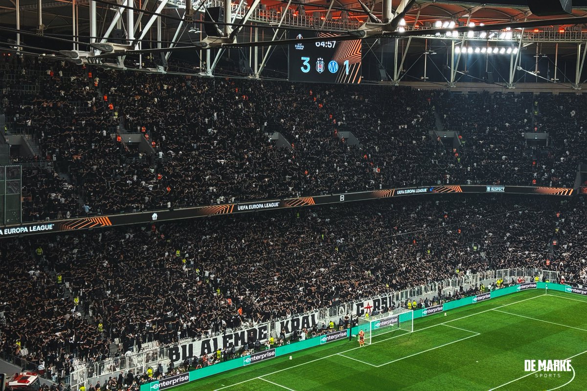 demarkesports's tweet photo. Kenetlendiler, sahaya sırtlarını döndüler, şampiyonluk şarkıları söylüyorlar.

İnönü'de tribünler 🔥 https://t.co/1n87e51ZSm