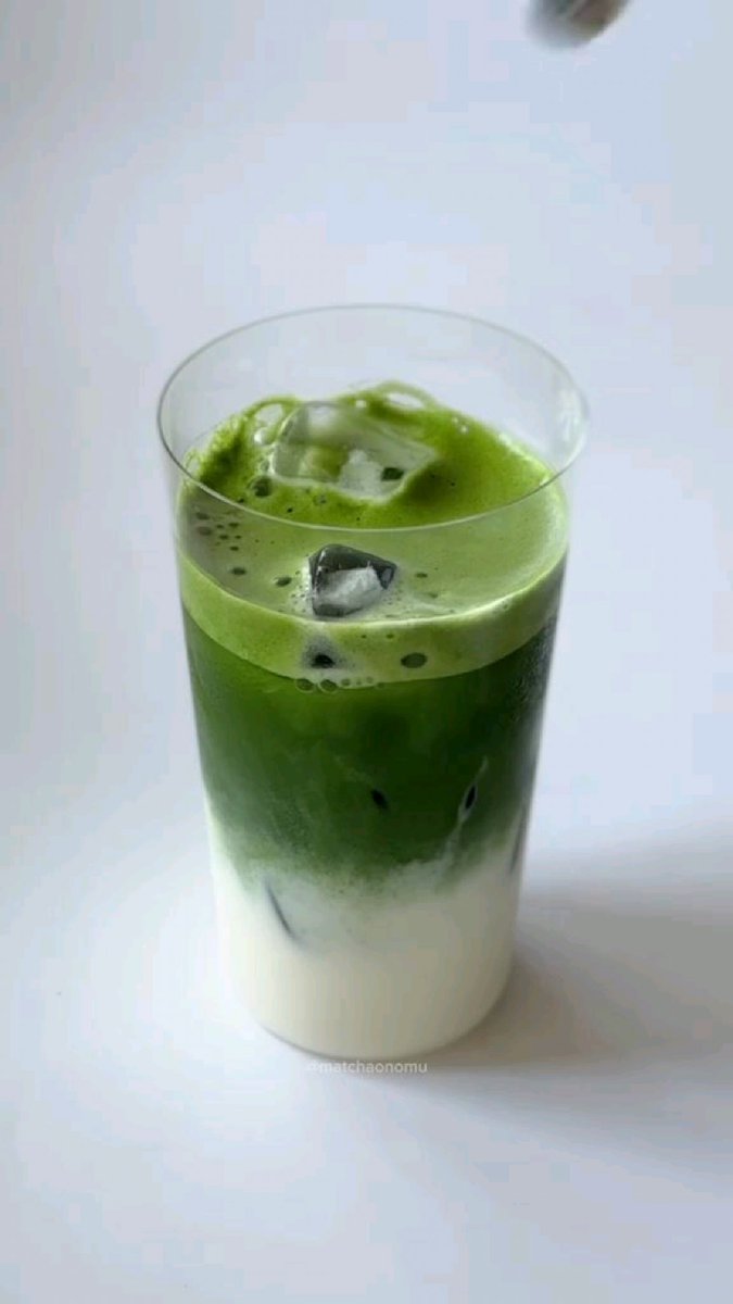 hyuna820721's tweet photo. Make a 5-min iced matcha latte at home! Whisk matcha powder + hot water, add ice + oat milk. Creamy, cozy u0026 under 100 calories. Try it today! https://t.co/QnkXAhWheJ