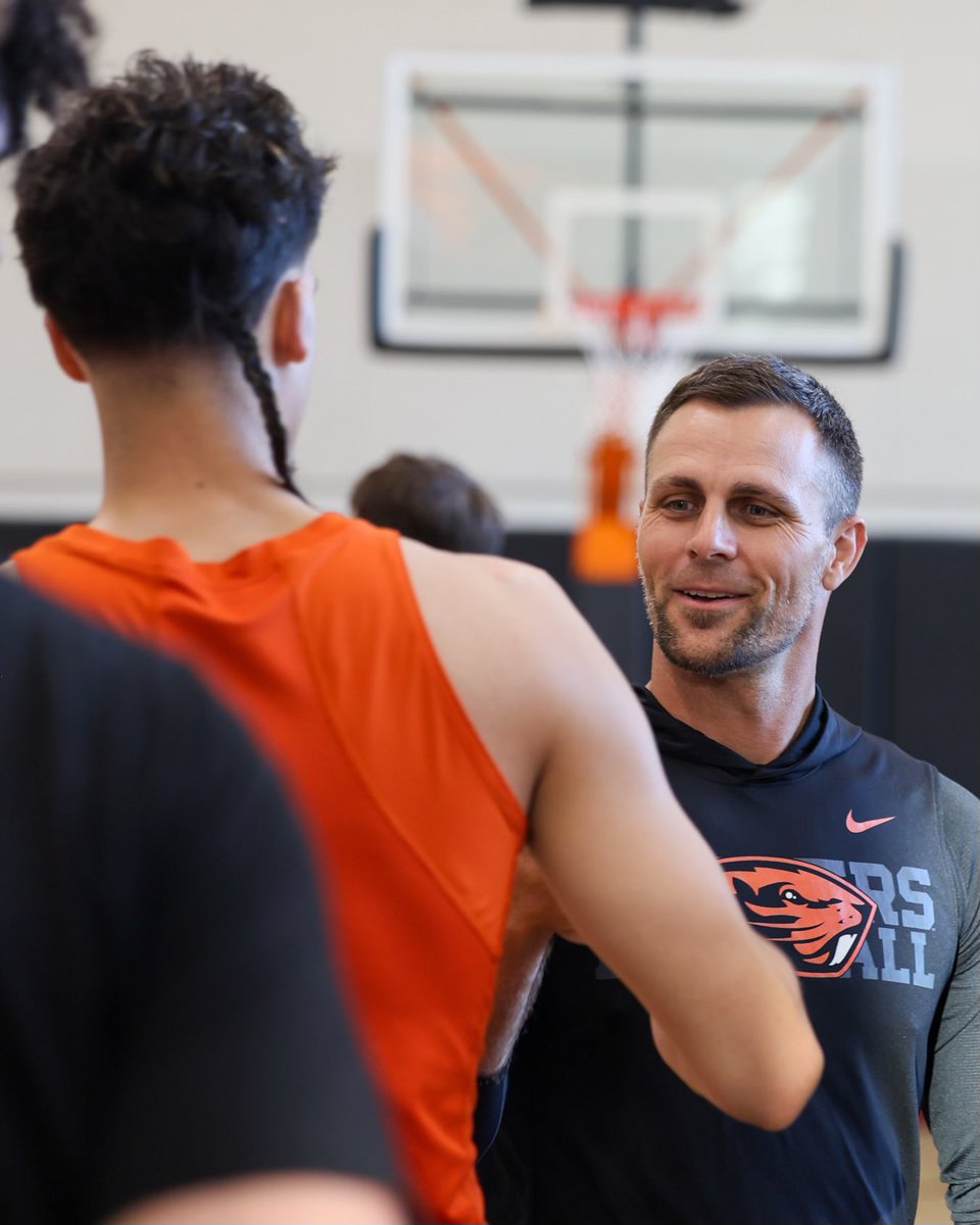 BeaverMBB's tweet photo. A big thank you to Coach Canham for providing some words of inspiration after our workout this morning! 

#GoBeavs https://t.co/4YUUyCrgoY