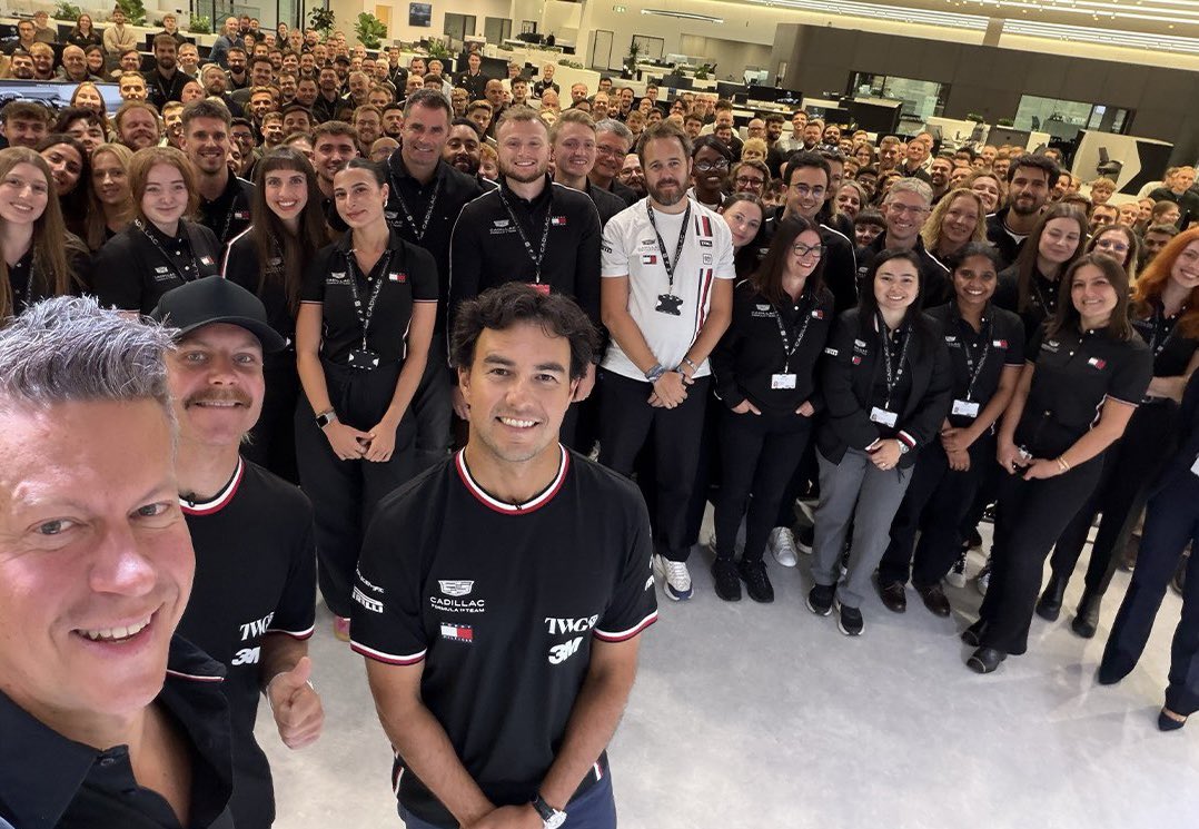 PrimeF1__'s tweet photo. ⚠️ @Cadillac_F1 VA CON TODO: “NUNCA HABÍA VISTO UNA FÁBRICA COMO ESTA EN MI CARRERA”, @SChecoPerez SOBRE LAS INSTALACIONES DE CADILLAC EN SILVERSTONE.

"Estuvimos en la fábrica y es muy impresionante. Nunca había visto una fábrica como esta en mi carrera. Es realmente impresionante.” 🔥🇲🇽