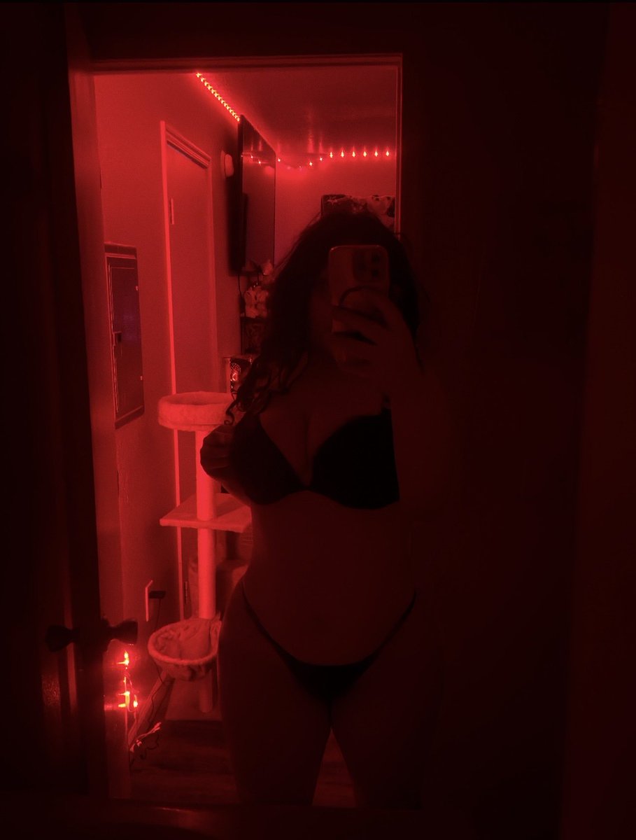 feen4aarianaa's tweet photo. Ur fav Latina is back😩#latina #baddie #nsfwtwt https://t.co/KECSNFaTFP