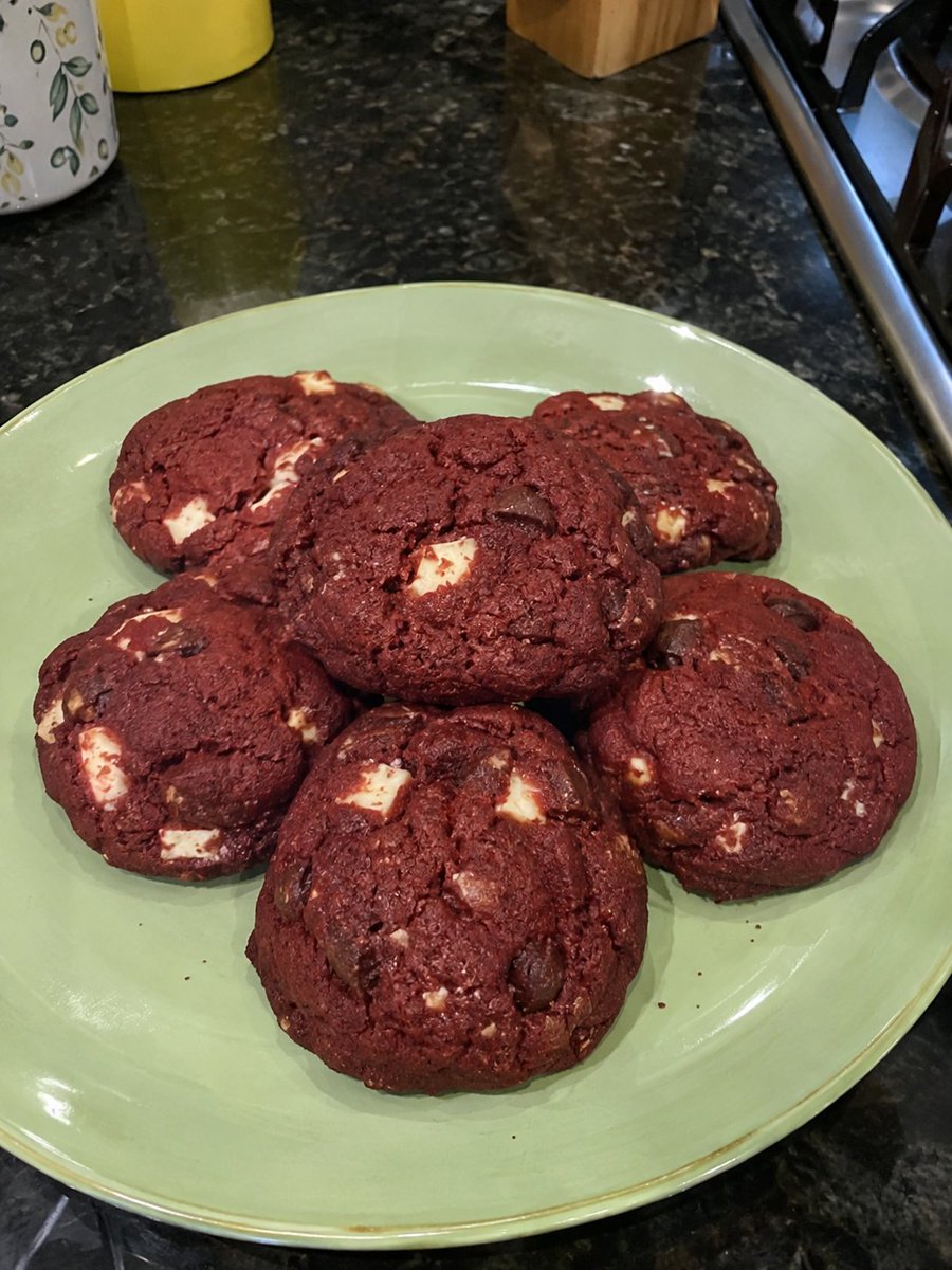 lino2s's tweet photo. quem quer um cookie de red velvet quentinho fresquinho gostosinho da mamis aqui https://t.co/m8RSvHhphc