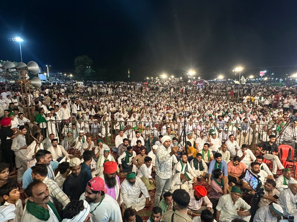 RakeshTikaitBKU's tweet photo. तकदीर के पन्नों पर हम मेहनत की स्याही मलते हैं,
हम वो बागी हैं जो तूफानों के रुख को बदलते हैं।
जब-जब उठता है हल हमारा इस पावन माटी पर,
अंबर के ऊंचे सिंहासन भी थर-थर थिरकते हैं।

धन्यवाद है मुजफ्फरनगर की क्रांतिधरा का जिसने देश के किसान के हक को कभी खोने नहीं ��िया समस्या के समाधान तक संघर्ष निरंतर ऐसे ही जारी रहेगा।🇮🇳🙏
@OfficialBKU