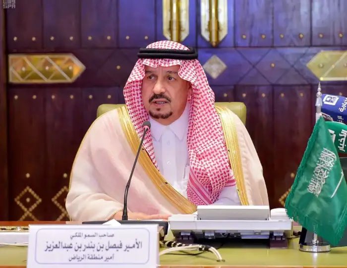 ibrahim13022013's tweet photo. @emara_alriyadh متابعة صاحب السمو الملكي الأميرفيصل بن بندر بن عبدالعزيز لعقود تعطيك الإنطباع أنه في الأداء وريث المؤسس الملك عبدالعزيز يرحمه الله،شخصية كاريزمية يجمع بين الحزم واللطف والرحمة حسب الموقف،عشت مع سموه في القصيم أروع مراحل حياتي العملية، التهنئة للوطن والمواطن بالتمديد لسموه الكريم. https://t.co/esVTvnGnQZ