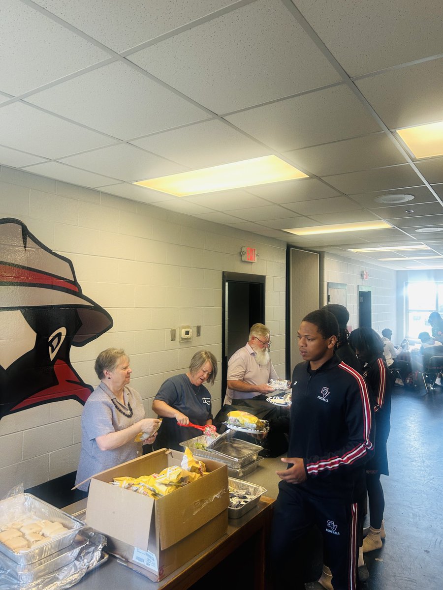 CoachBates7's tweet photo. SV🏈: Thanks to First Baptist Church- Trussville for a great Pre Game Meal Today! @ShadesValleyFB 
⚫️GoMOUNTIES⚫️ https://t.co/7IABppaMw2
