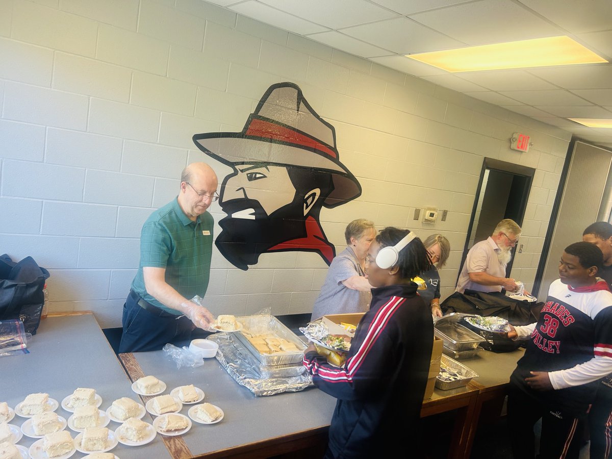 CoachBates7's tweet photo. SV🏈: Thanks to First Baptist Church- Trussville for a great Pre Game Meal Today! @ShadesValleyFB 
⚫️GoMOUNTIES⚫️ https://t.co/7IABppaMw2